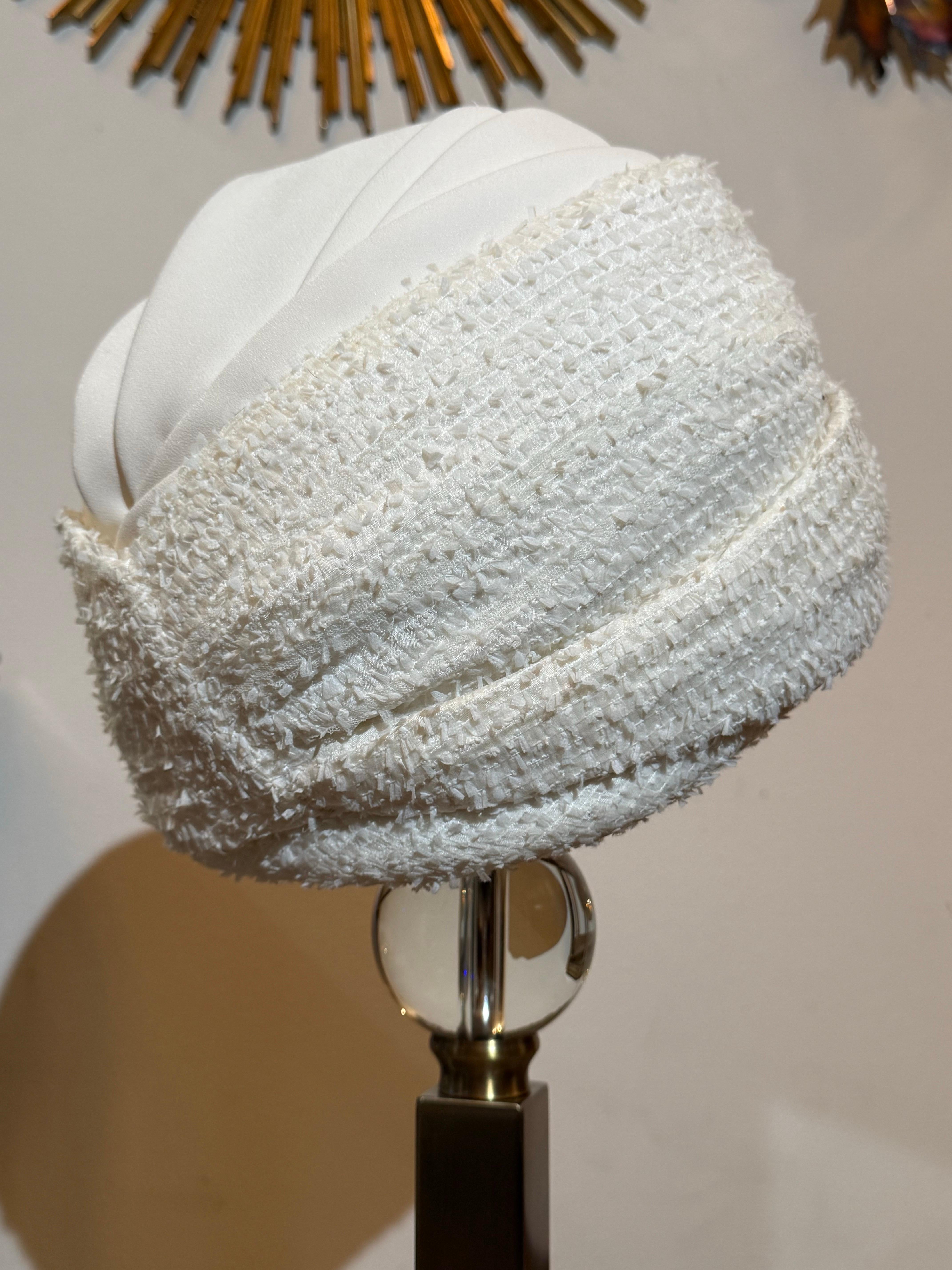 Turbante su misura in tessuto boucle bianco Chanel primavera-estate con crepe di seta bianca:  Un classico francese per un turbante estivo strutturato e drappeggiato, realizzato su misura con autentici tessuti Chanel. Taglia US 22