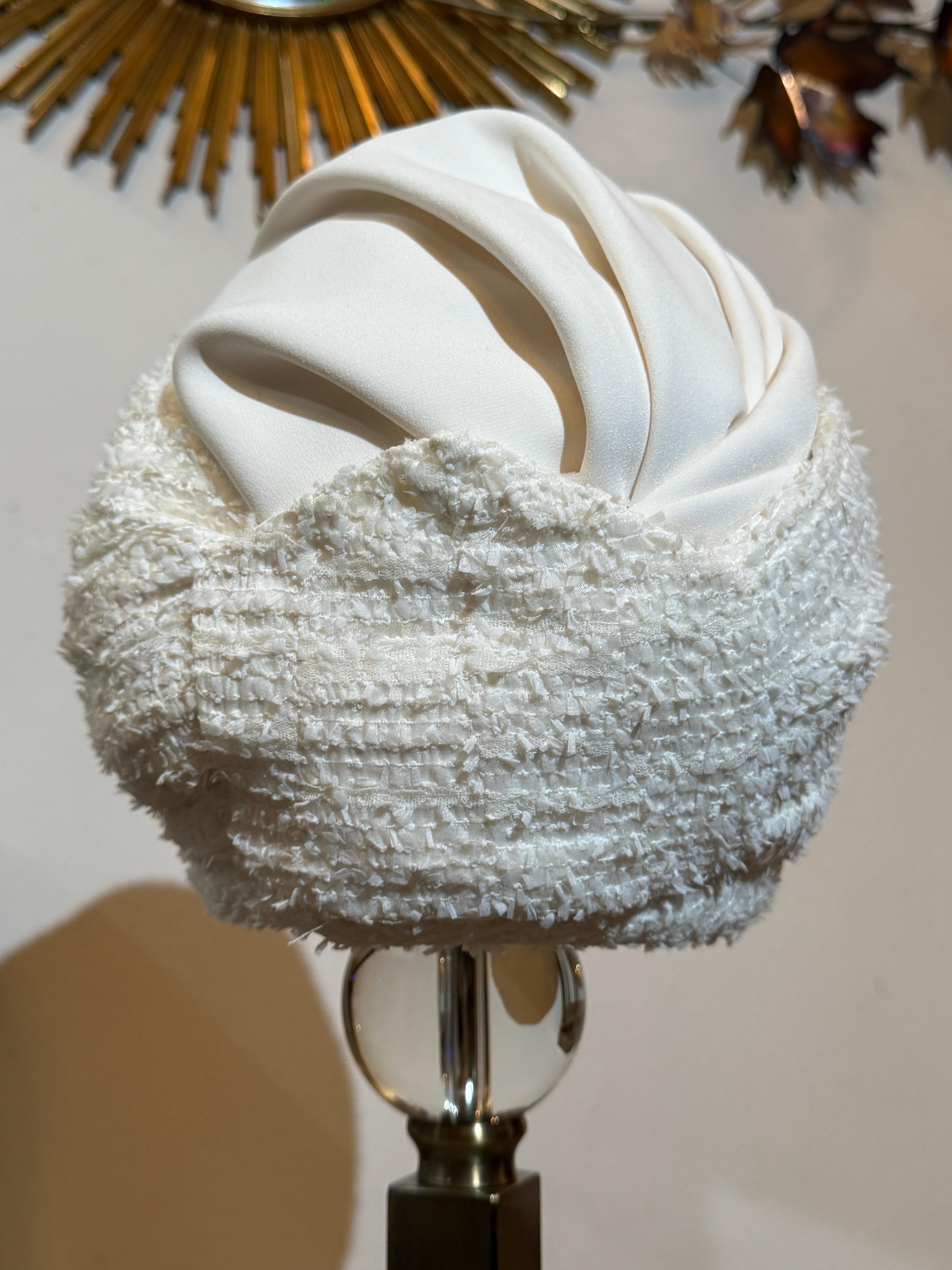 Grigio Turbante su misura in tessuto boucle bianco Chanel primavera-estate con crepe di seta bianca in vendita