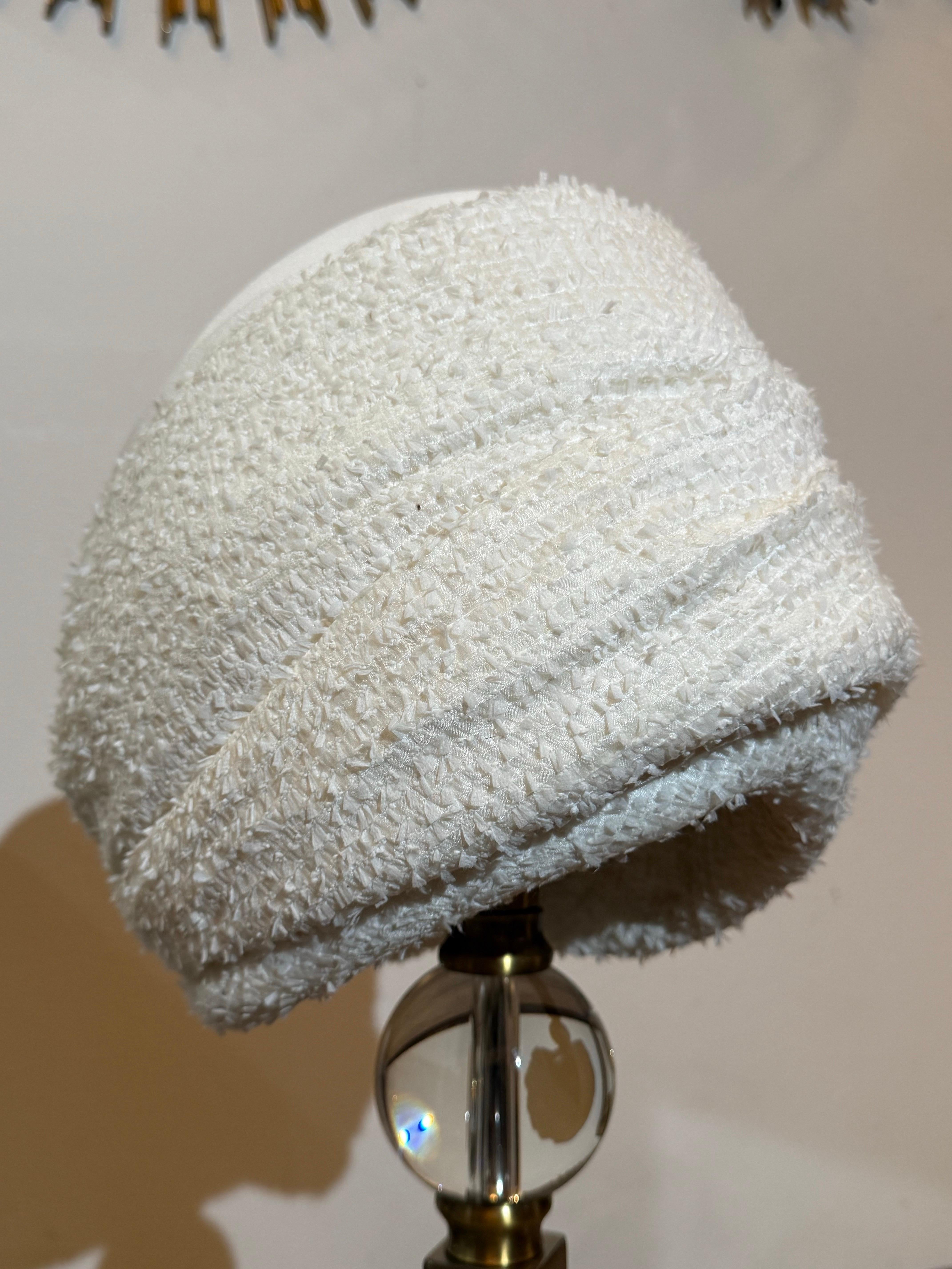 Turbante su misura in tessuto boucle bianco Chanel primavera-estate con crepe di seta bianca In condizioni ottime in vendita a Gresham, OR