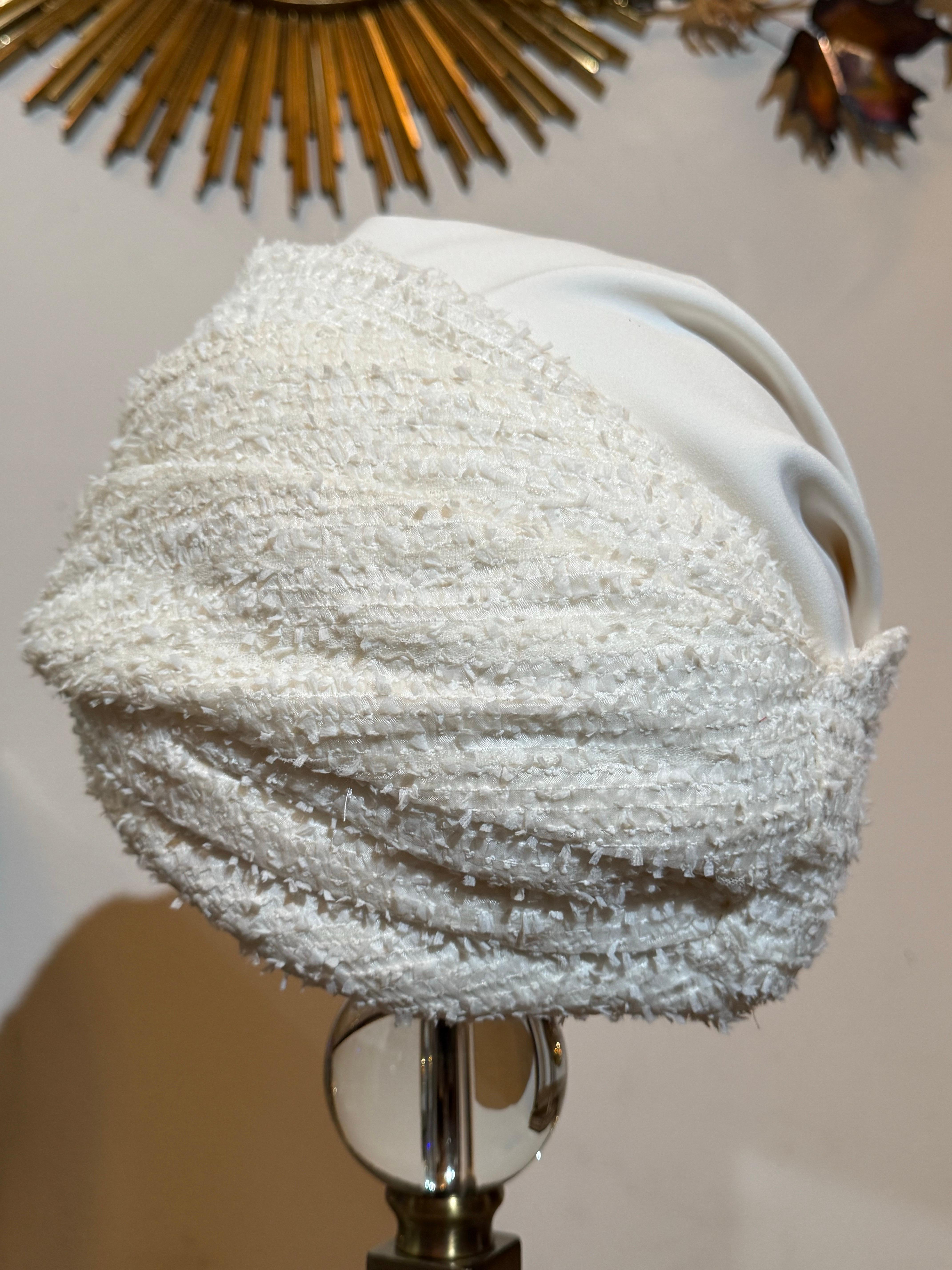 da uomo o donna Turbante su misura in tessuto boucle bianco Chanel primavera-estate con crepe di seta bianca in vendita