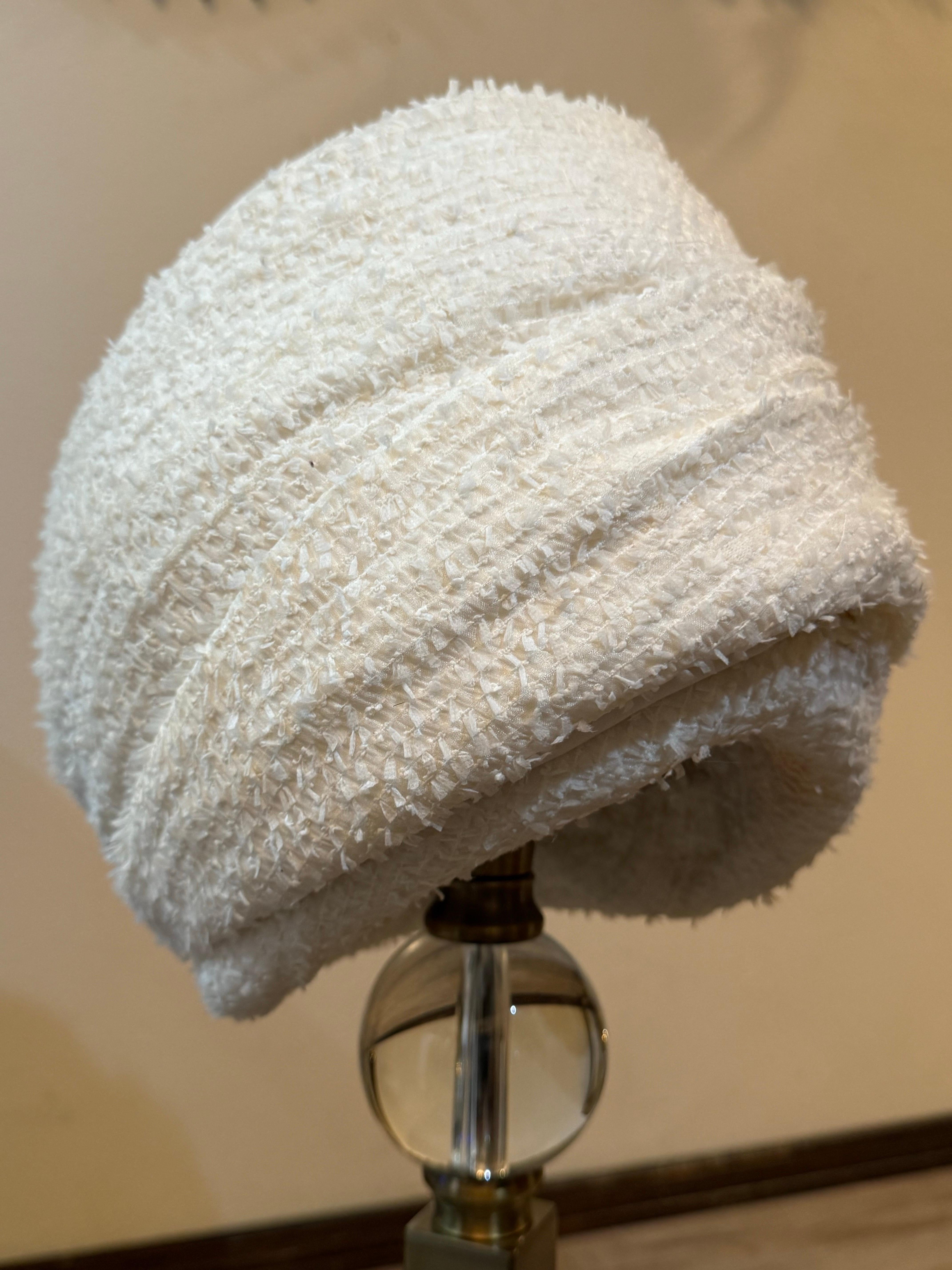 Turbante su misura in tessuto boucle bianco Chanel primavera-estate con crepe di seta bianca in vendita 2