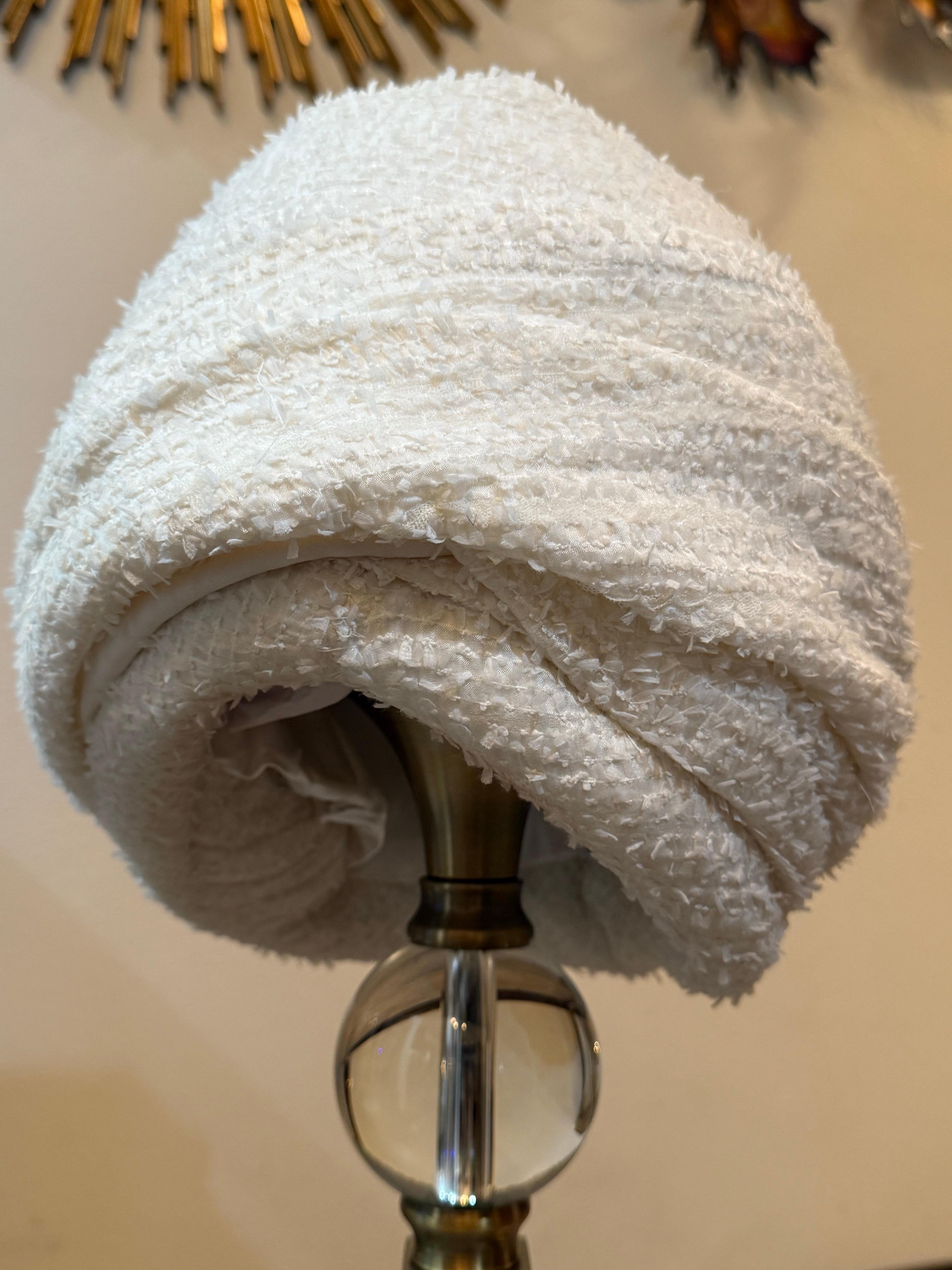 Turbante su misura in tessuto boucle bianco Chanel primavera-estate con crepe di seta bianca in vendita 3