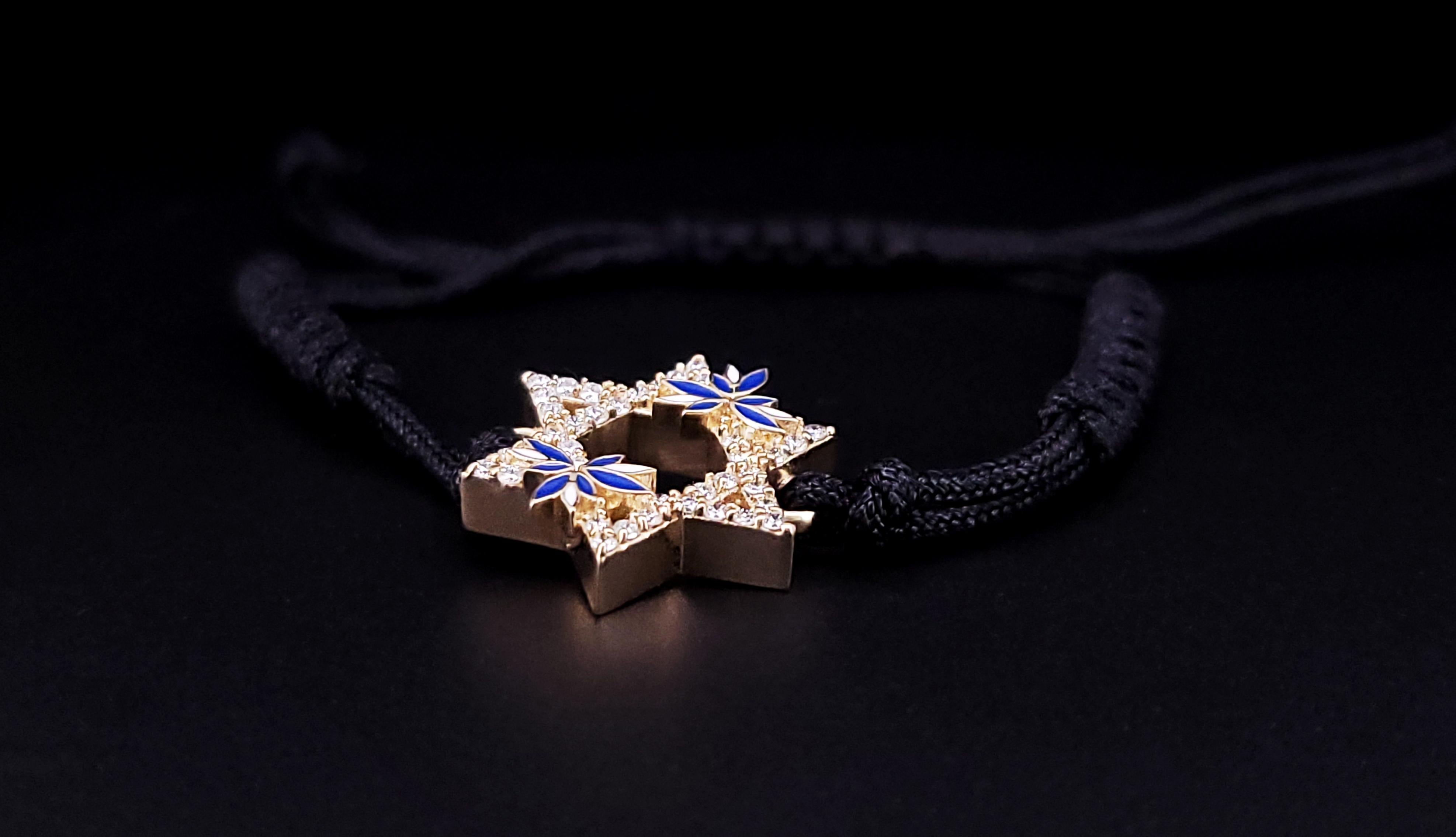 BRACCIALETTO PERSONALIZZATO CON LA STELLA DI DAVID

-Bracciale: Fabrice nera, 5 mm
-Metallo: oro 14k
-A. Stone: Diamanti, VS-G 0,70ct
-Smalto: blu
-A. David: 19,1 mm, 4,6 mm di spessore
-Dimensioni: Regolabile
-Peso: 6,7 grammi
