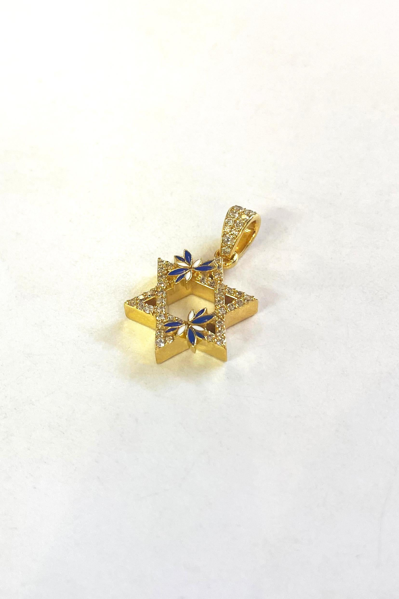 CIONDOLO PERSONALIZZATO CON STELLA DI DAVID

-MATERIALE: Oro 14k e smalto blu
-A. Stone: Diamanti, VS-G 1,25ct
-Dimensioni: 19,6 mm (senza balla), 29 mm (con balla)
-Spessore: 4,6 mm
-Peso: 6,3 gr