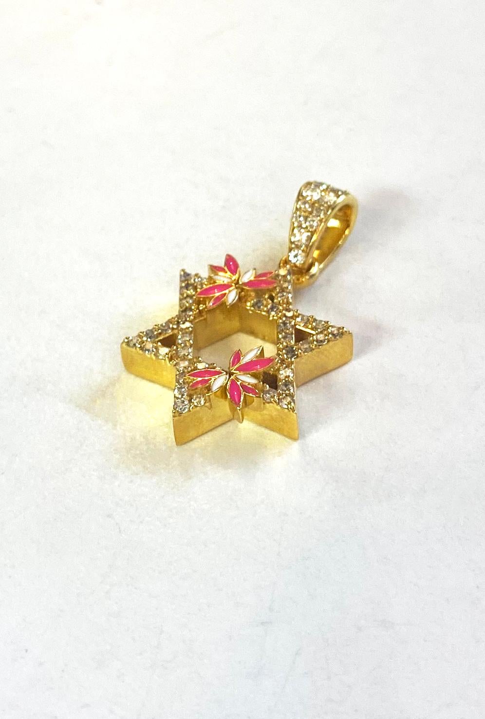 CIONDOLO PERSONALIZZATO CON STELLA DI DAVID

-MATERIALE: Oro 14k e smalto rosa
-A. Stone: Diamanti, VS-G 1,25ct
-Dimensioni: 19,4 mm (senza balla), 29 mm (con balla)
-Spessore: 4,6 mm
-Peso: 6,2 gr