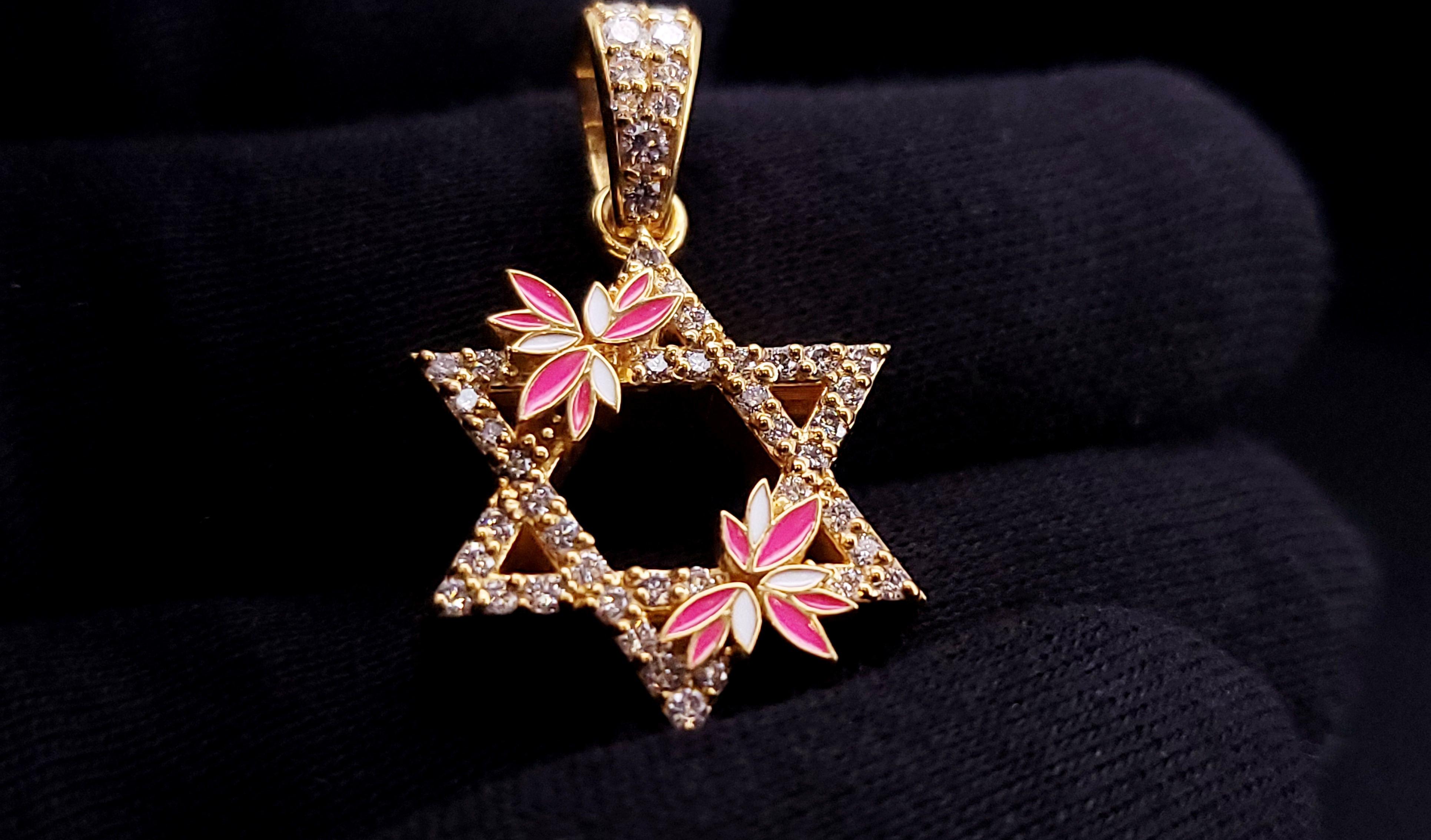 Taglio rotondo Ciondolo con stella di David David in oro 14k, diamanti e smalto rosa su misura in vendita