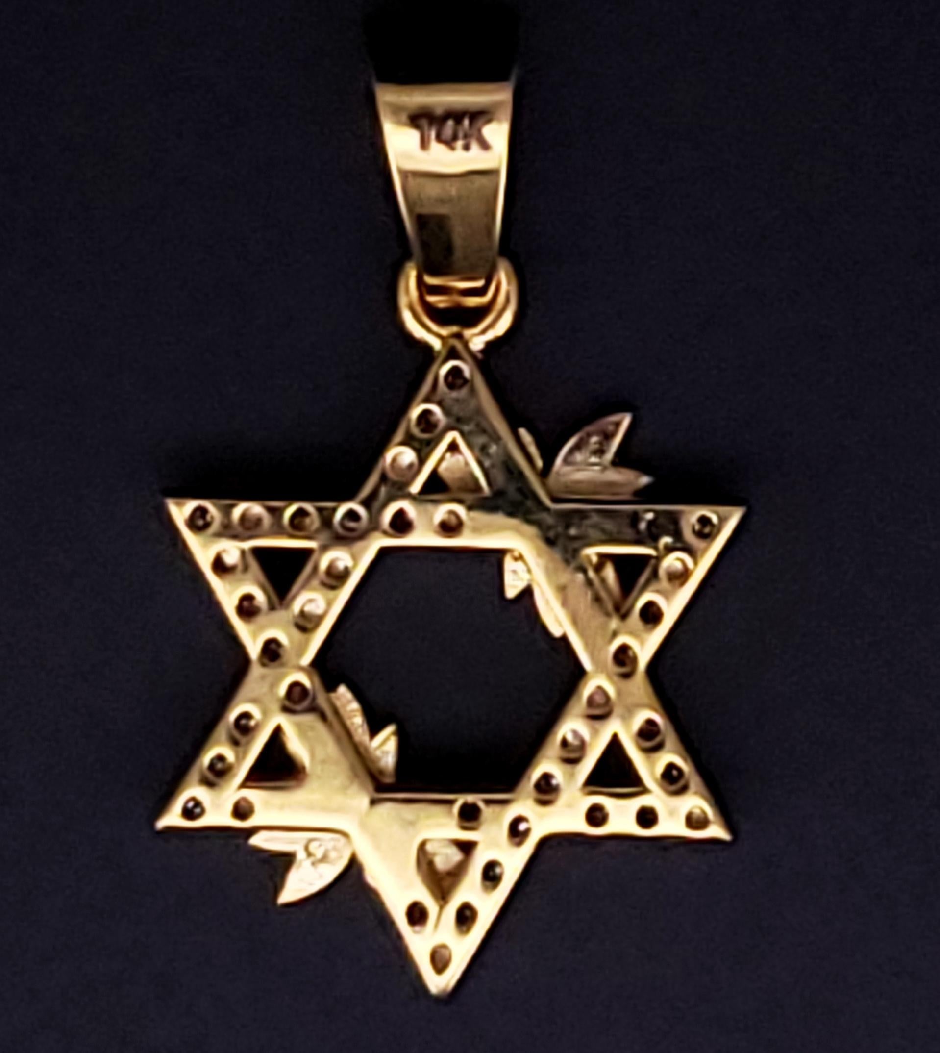 Ciondolo con stella di David David in oro 14k, diamanti e smalto rosa su misura In condizioni Nuovo in vendita a New York, NY