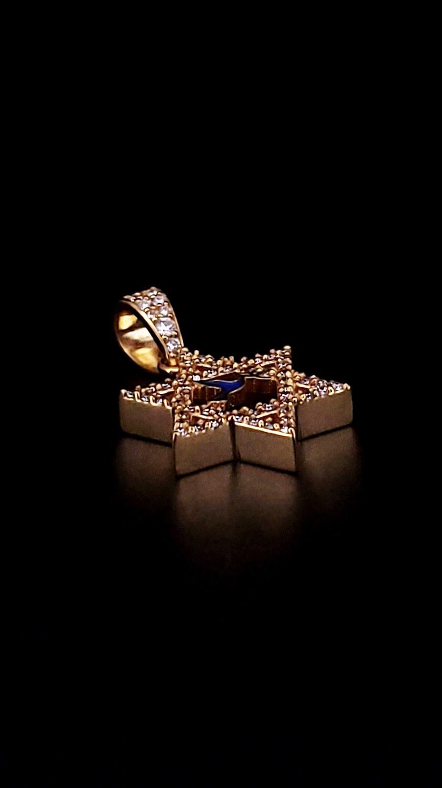 Taglio rotondo Ciondolo su misura con stella di David David in oro giallo 14k e smalto blu con diamanti in vendita