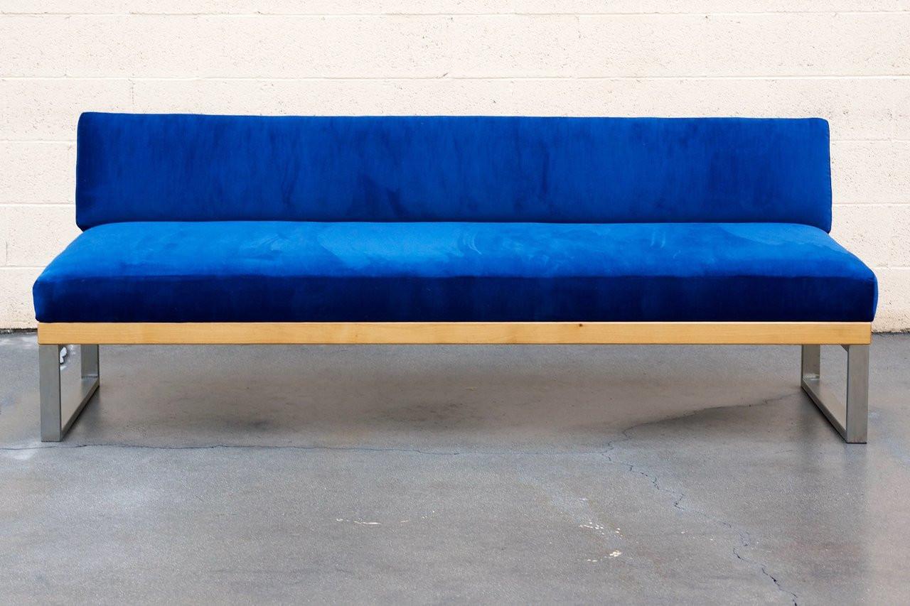 Cama de día a medida inspirada en los años 50, hecha con madera de aliso, acero y tapicería de terciopelo azul.  Es espaciosa, muy cómoda y resistente. Se trata de una pieza de calidad construida para durar. Ligera pátina en el acero para un aspecto