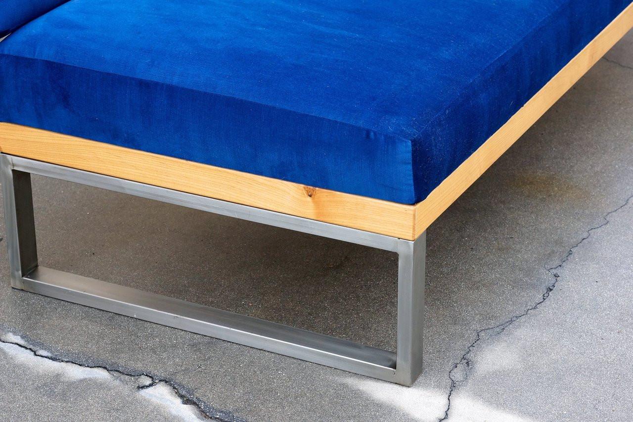 Sofá-cama a medida de acero, aliso y terciopelo Moderno de mediados de siglo en venta