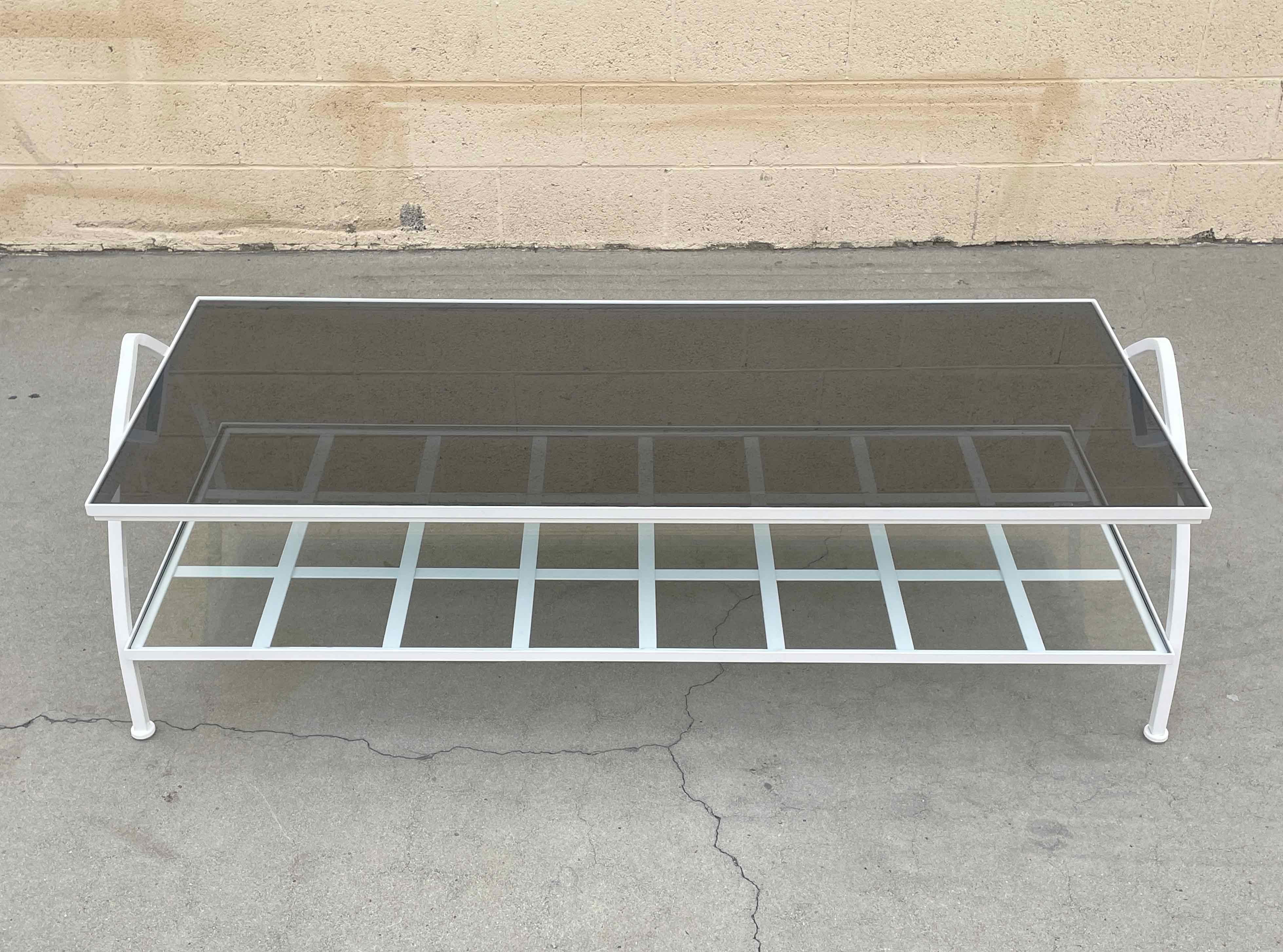Unser maßgefertigter Couchtisch aus Stahl und Glas verfügt über einen glänzend weiß pulverbeschichteten Rahmen mit einer Platte aus Rauchglas. Das elegante atomare Design passt zu einer Vielzahl von Einrichtungsstilen, von Art Deco über die Mitte