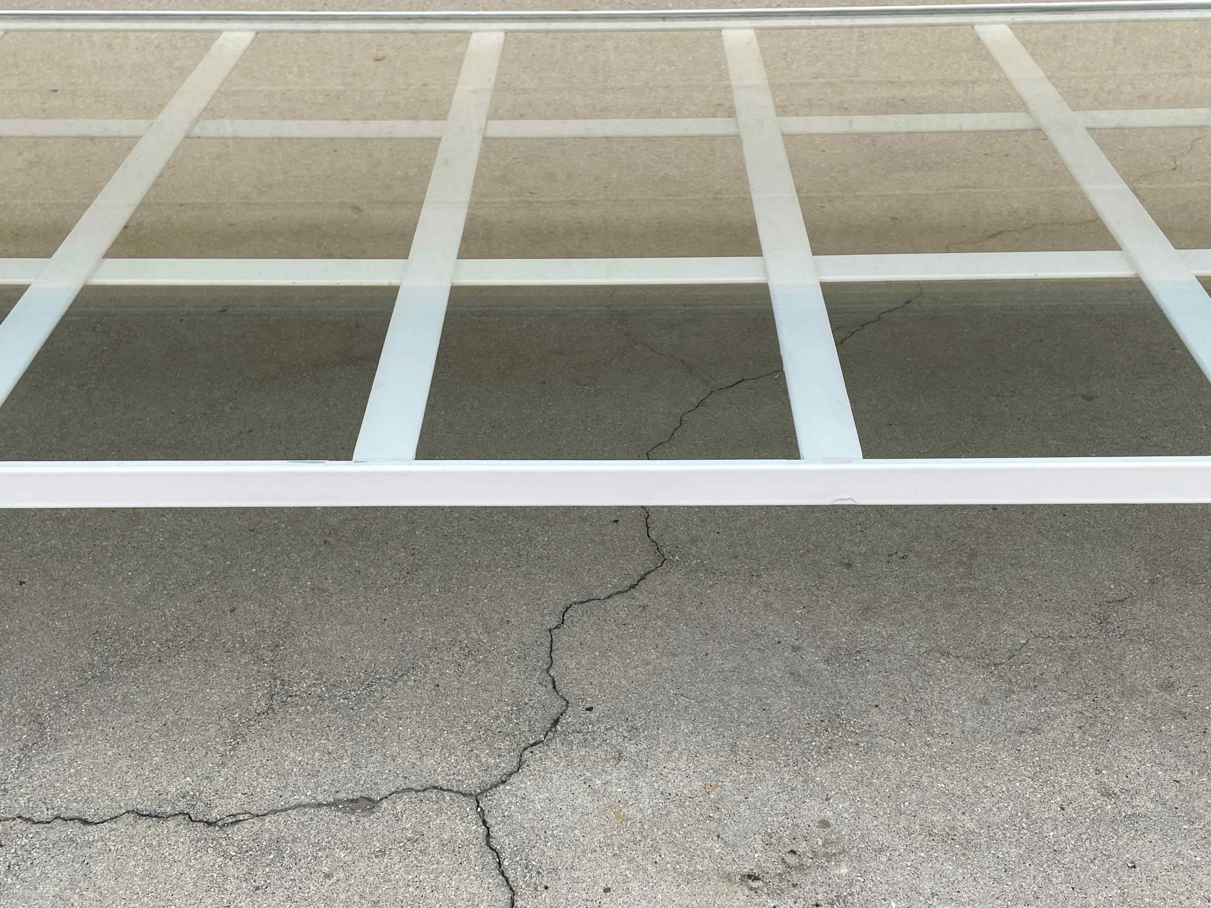 CUSTOM MADE Atomic Couchtisch aus Stahl und Rauchglas im Zustand „Neu“ im Angebot in Alhambra, CA