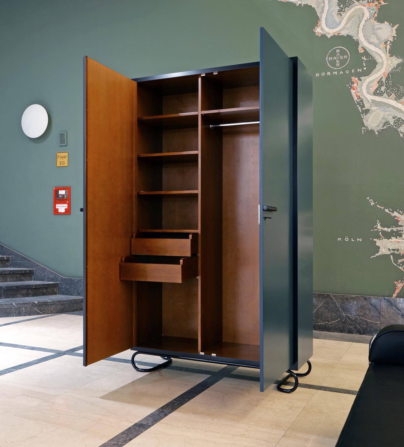 Moderne Meuble de rangement sur mesure, bois laqué et quincaillerie en acier tubulaire noirci en vente