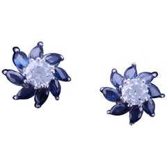 Pendientes de botón hechos a medida con zafiros y diamantes en oro blanco de 14K