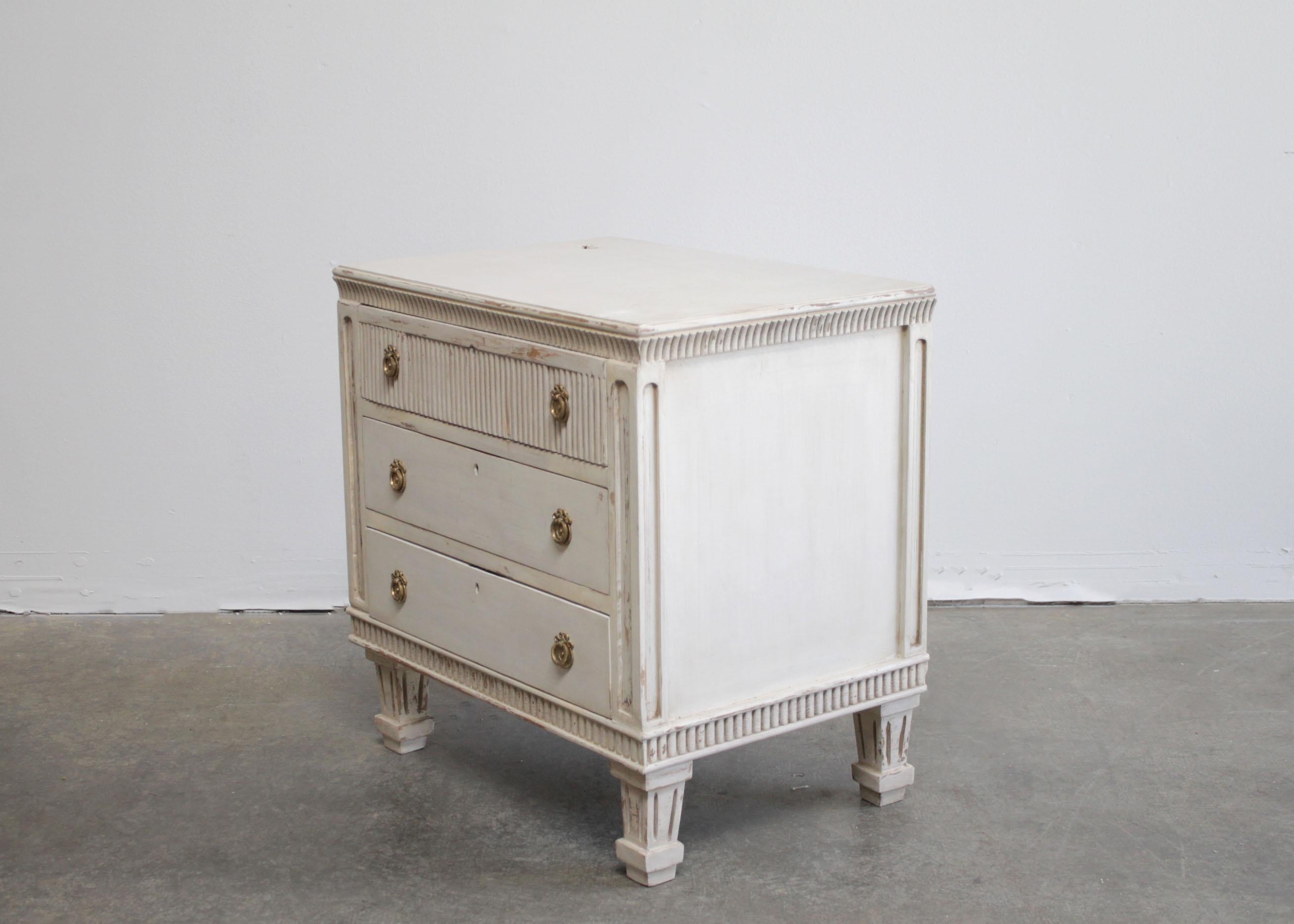 Custom made Swedish style bedside commode
Our Gustavian gray bedside commode was designed after
an antique Swedish commode we found on past trips.
Designed with 3 drawers, the top featuring a reeded drawer face,
and reeded edge top. Painted in a