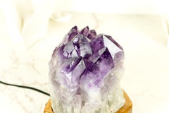 Maßgefertigte Tischlampe mit AAA Amethyst-Cluster und brasilianischem Holzholz
