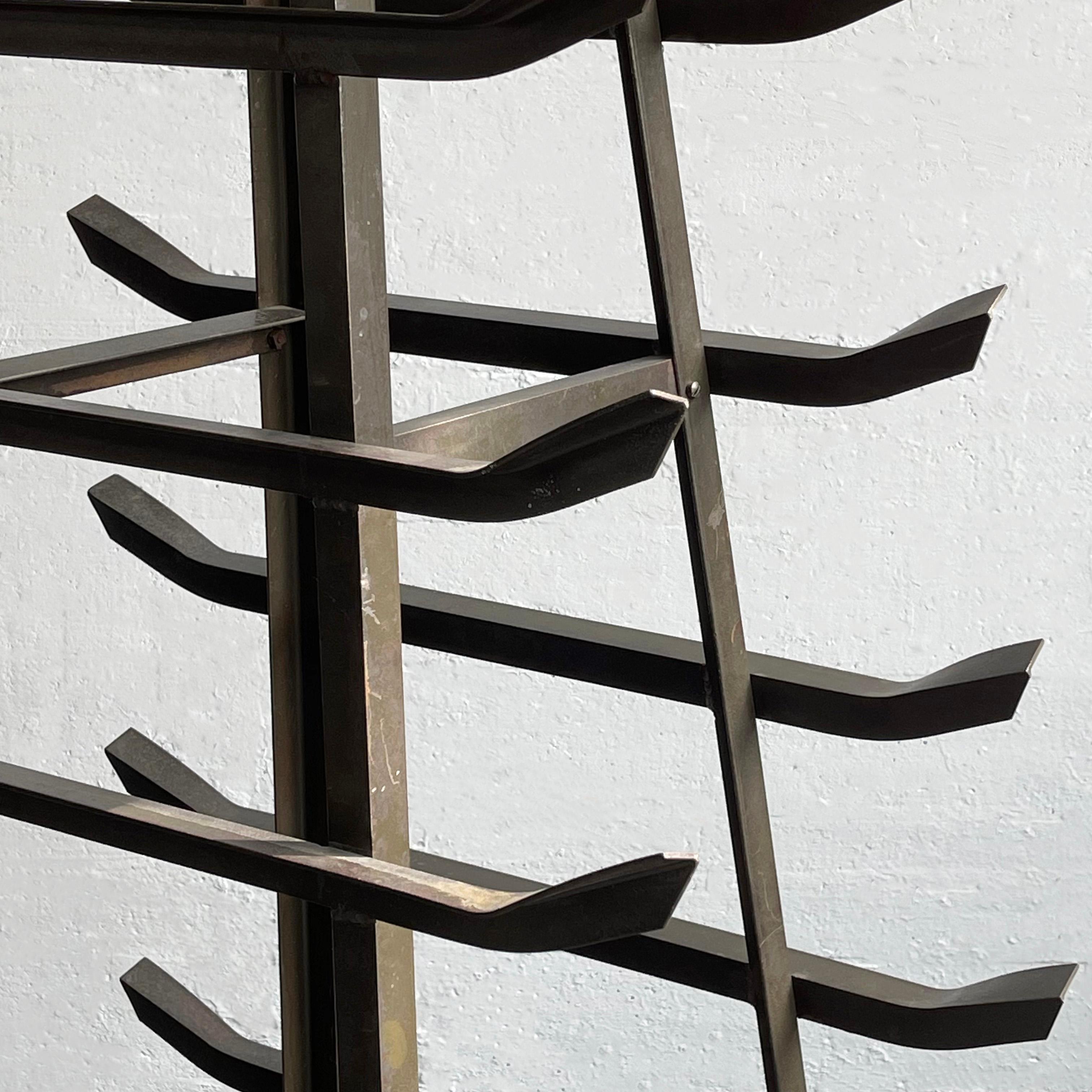 Scultura industriale alta su misura in ghisa a forma di torre di stoccaggio in vendita 2