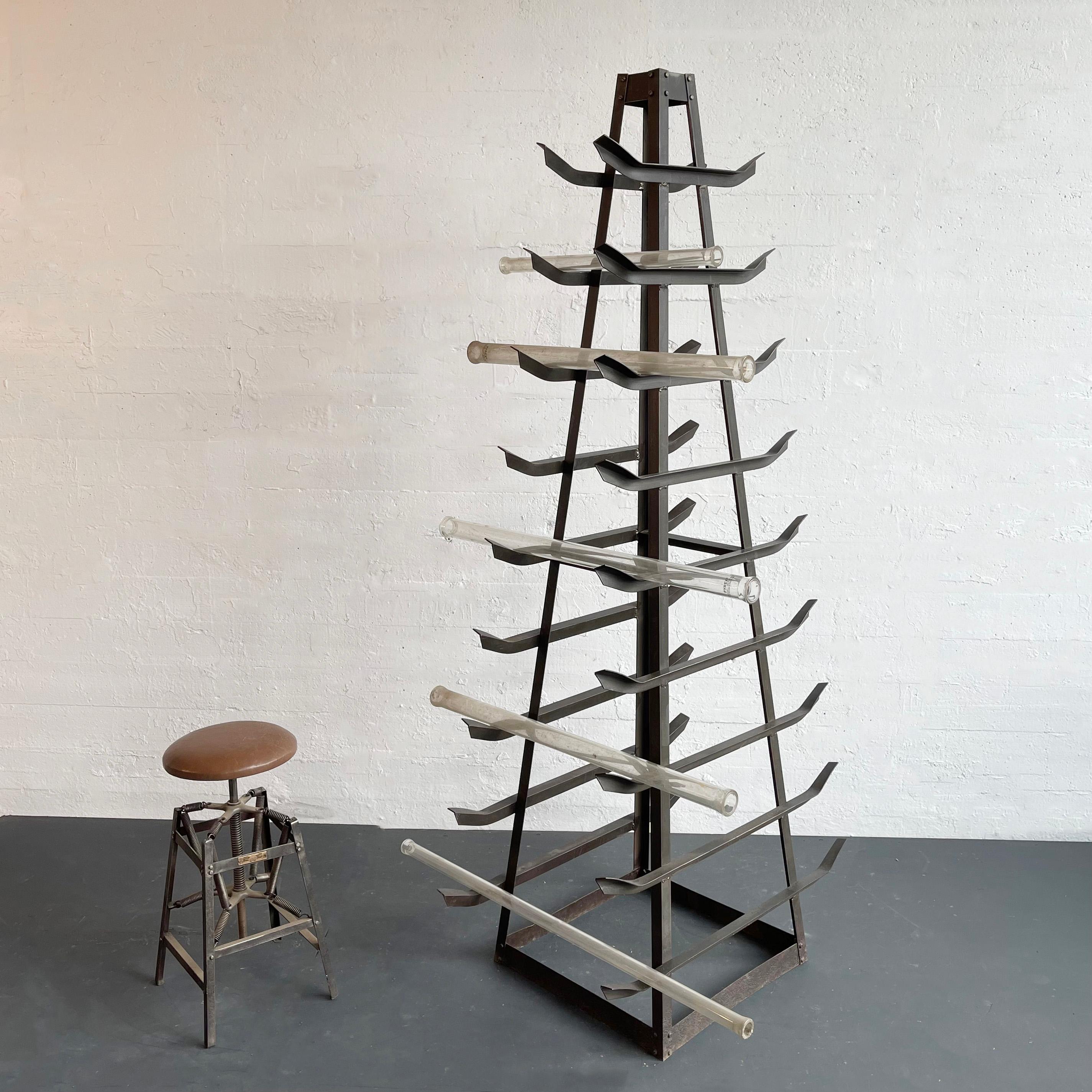 Americano Scultura industriale alta su misura in ghisa a forma di torre di stoccaggio in vendita
