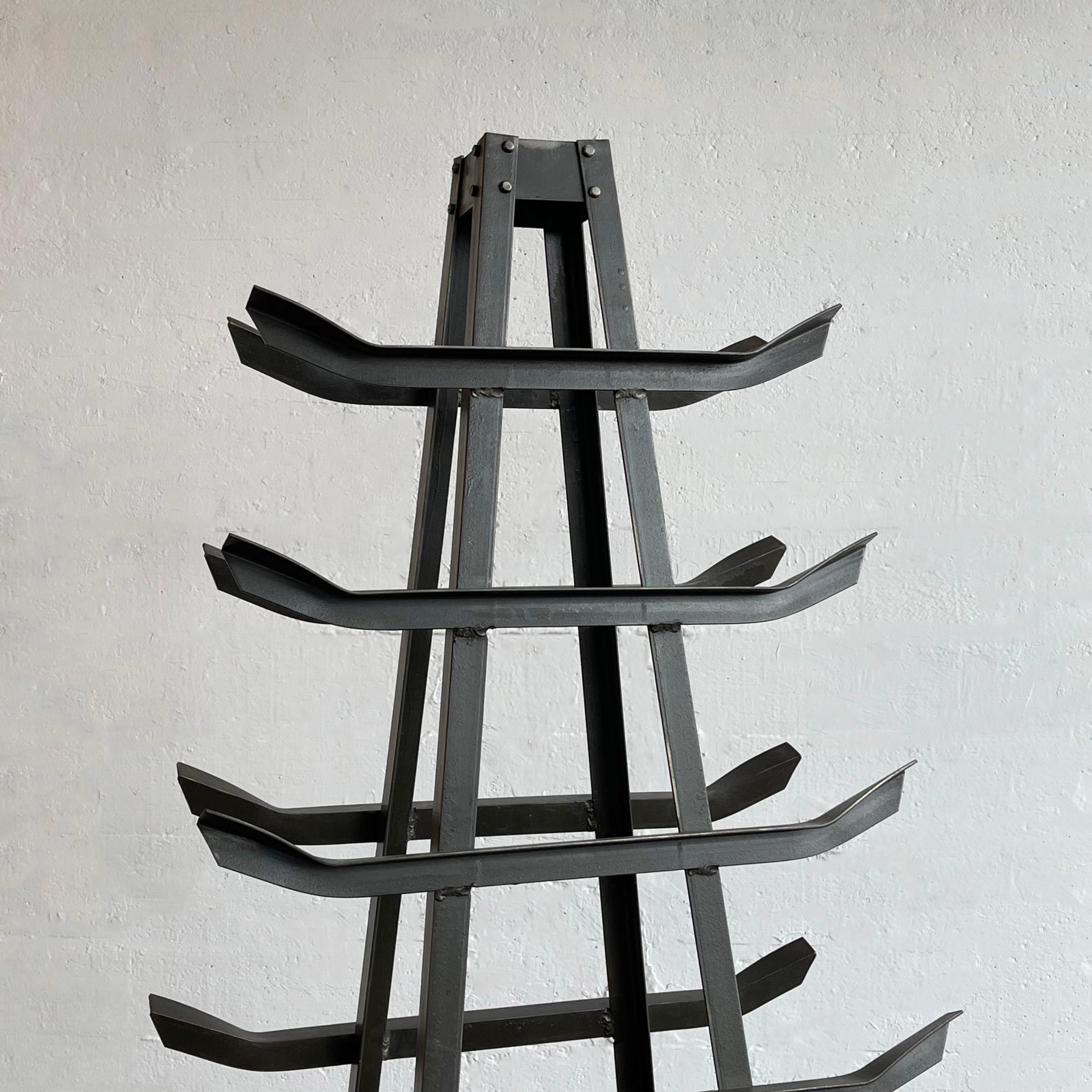 Ferro Scultura industriale alta su misura in ghisa a forma di torre di stoccaggio in vendita
