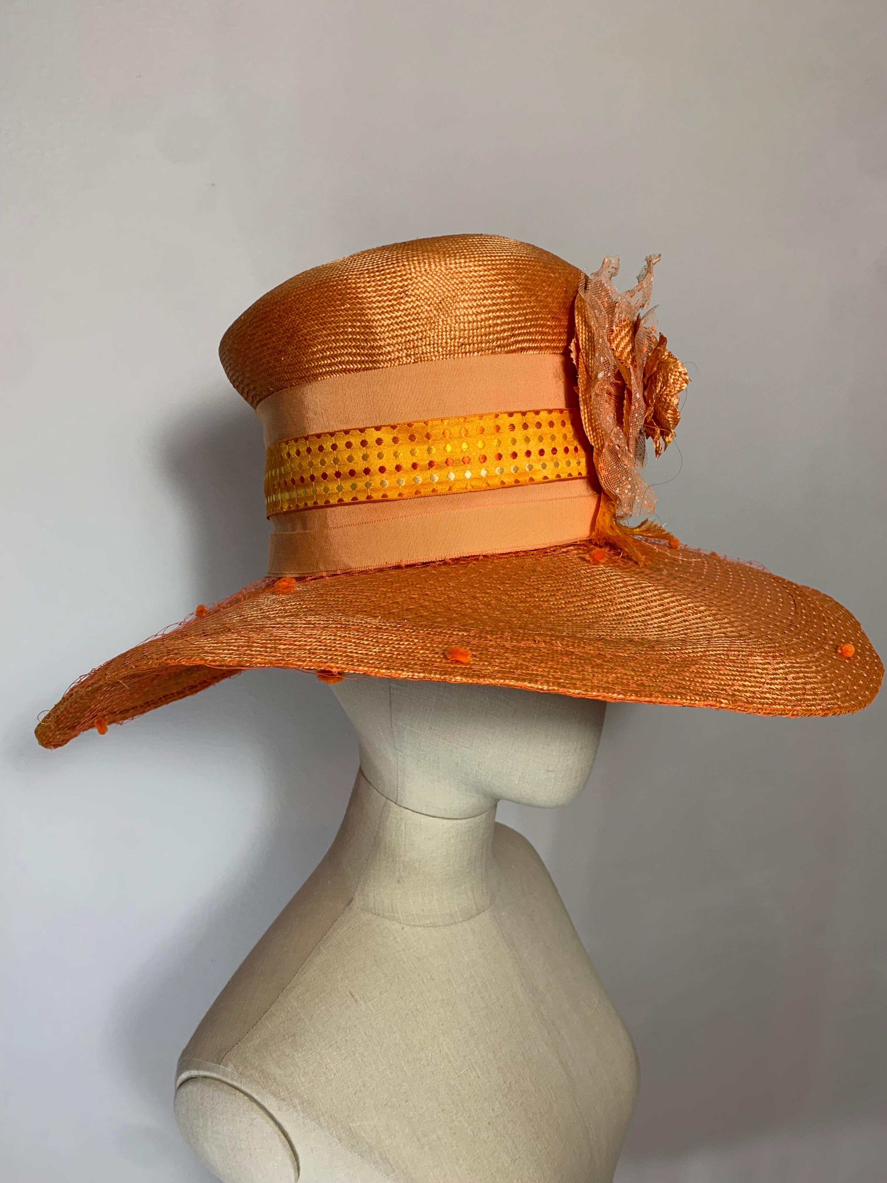 CUSTOM MADE Mandarine Stroh breiter Krempe Hut mit Blumenverzierung und verschleierte Krempe im Zustand „Hervorragend“ im Angebot in Gresham, OR