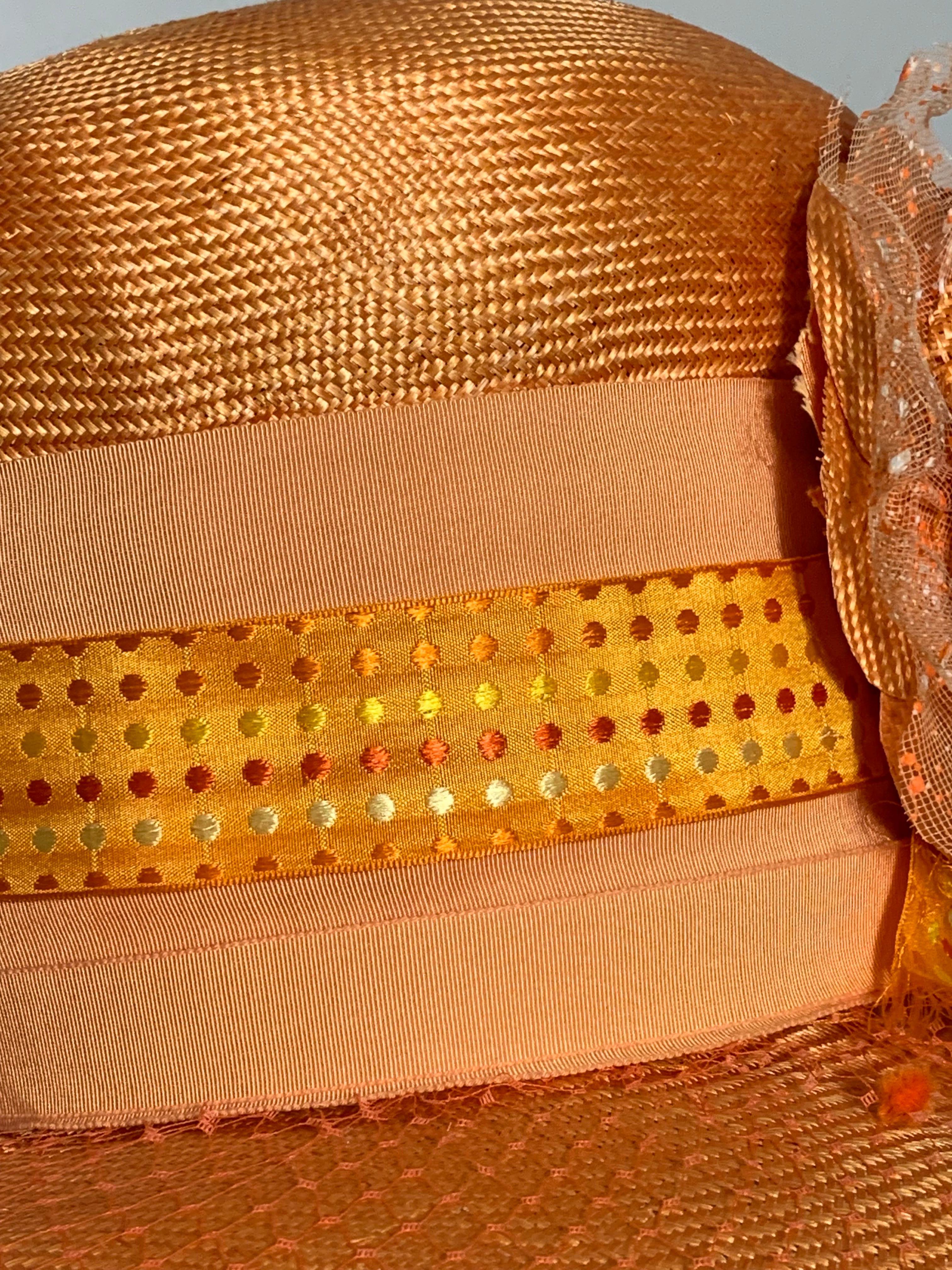 CUSTOM MADE Mandarine Stroh breiter Krempe Hut mit Blumenverzierung und verschleierte Krempe Damen im Angebot