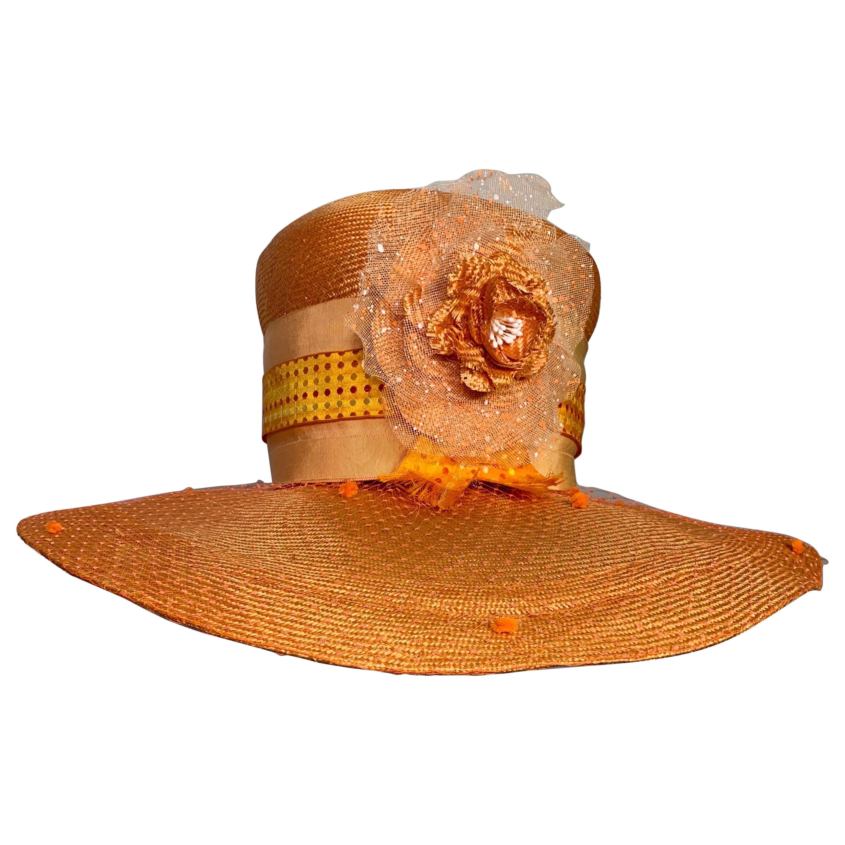 CUSTOM MADE Chapeau en paille à larges bords avec ornementation de fleurs et bord voilé en vente