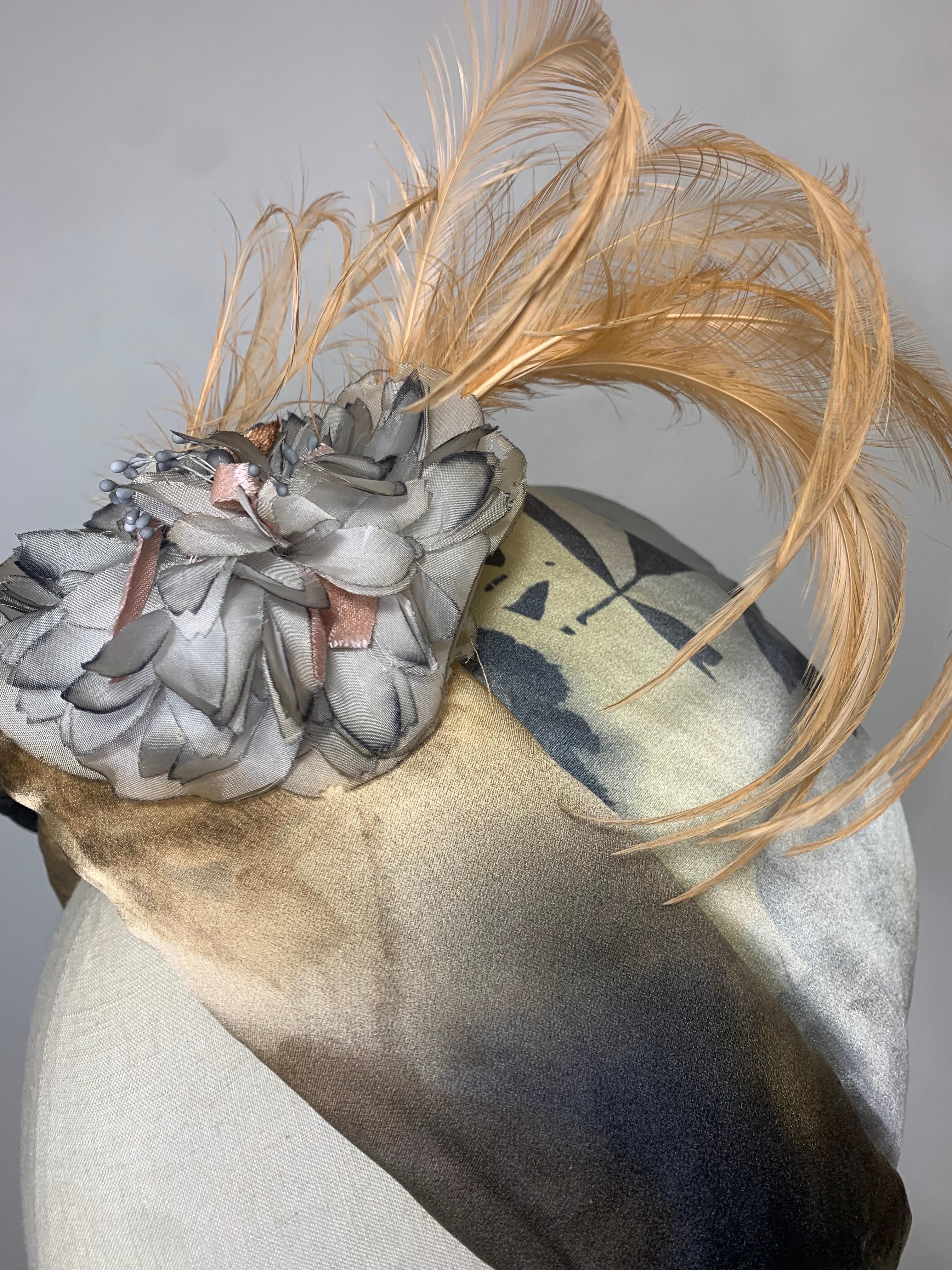 Turban en soie imprimé floral taupe et gris avec plumes et fleurs fait sur mesure  Unisexe en vente