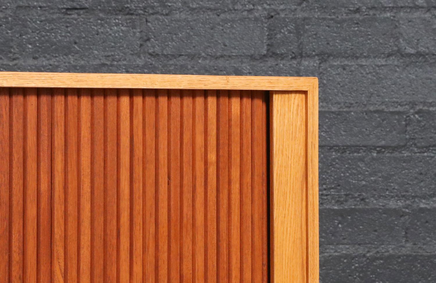 Credenza con sportello a tamburo in teak e oak su misura di Danish Modern LA in vendita 4