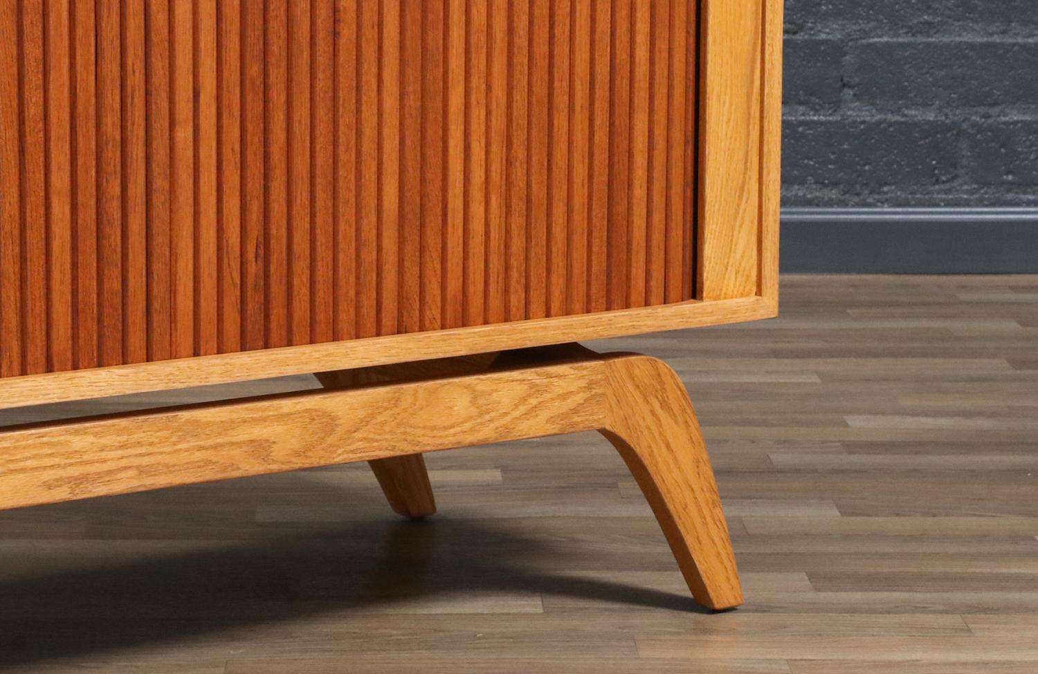 Credenza con sportello a tamburo in teak e oak su misura di Danish Modern LA in vendita 5