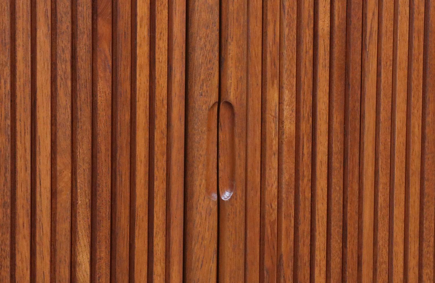 Credenza con sportello a tamburo in teak e oak su misura di Danish Modern LA in vendita 6