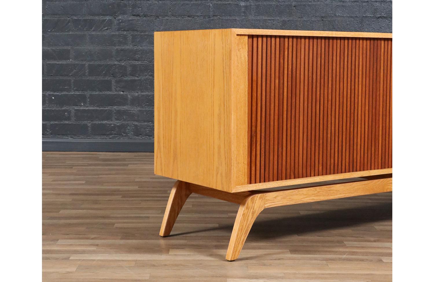 Credenza con sportello a tamburo in teak e oak su misura di Danish Modern LA in vendita 7