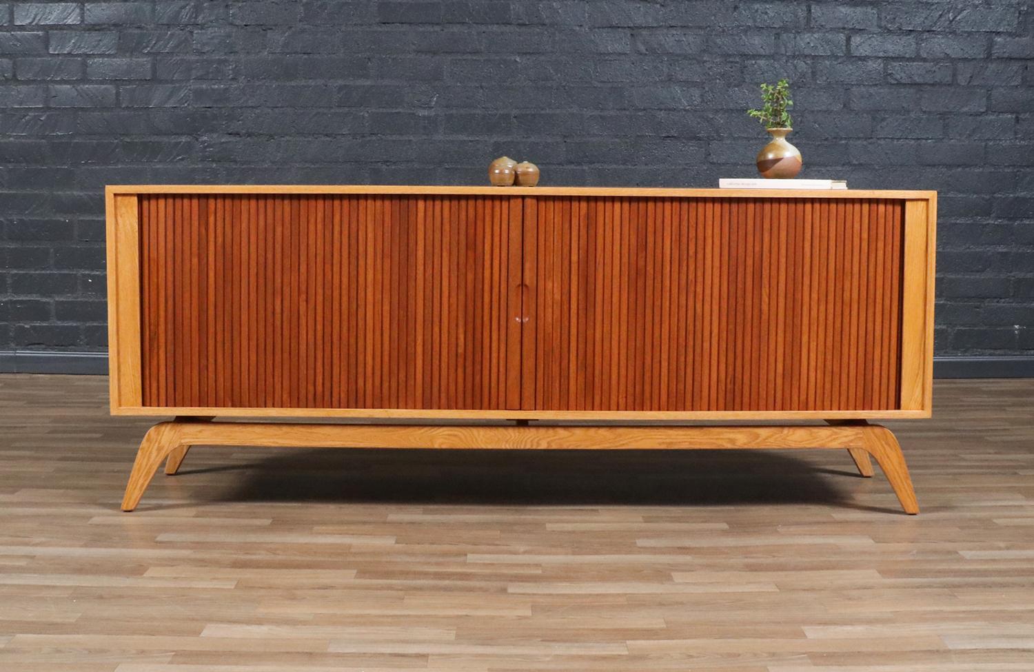 Mid-Century moderno Credenza con sportello a tamburo in teak e oak su misura di Danish Modern LA in vendita