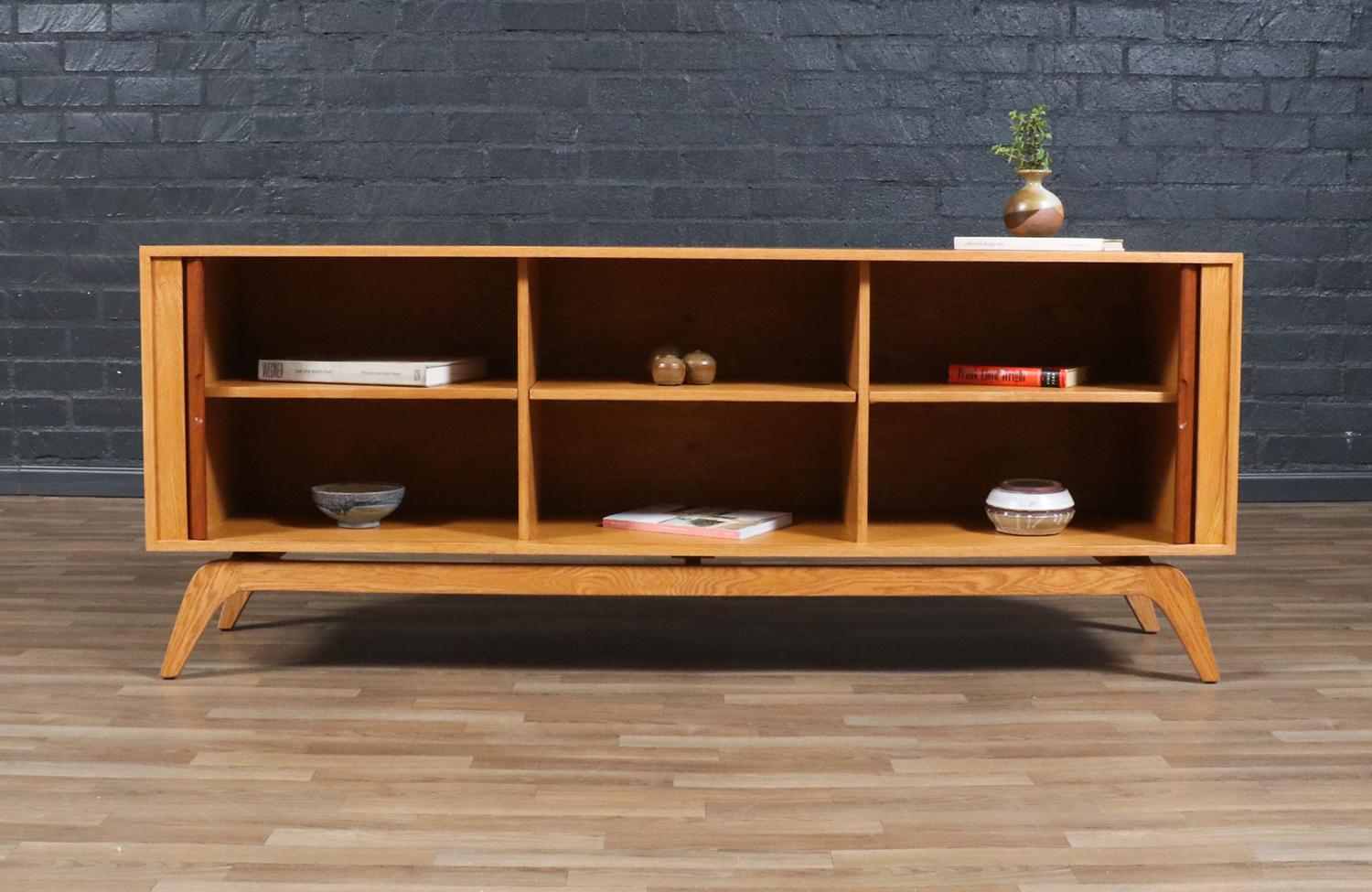 Americano Credenza con sportello a tamburo in teak e oak su misura di Danish Modern LA in vendita