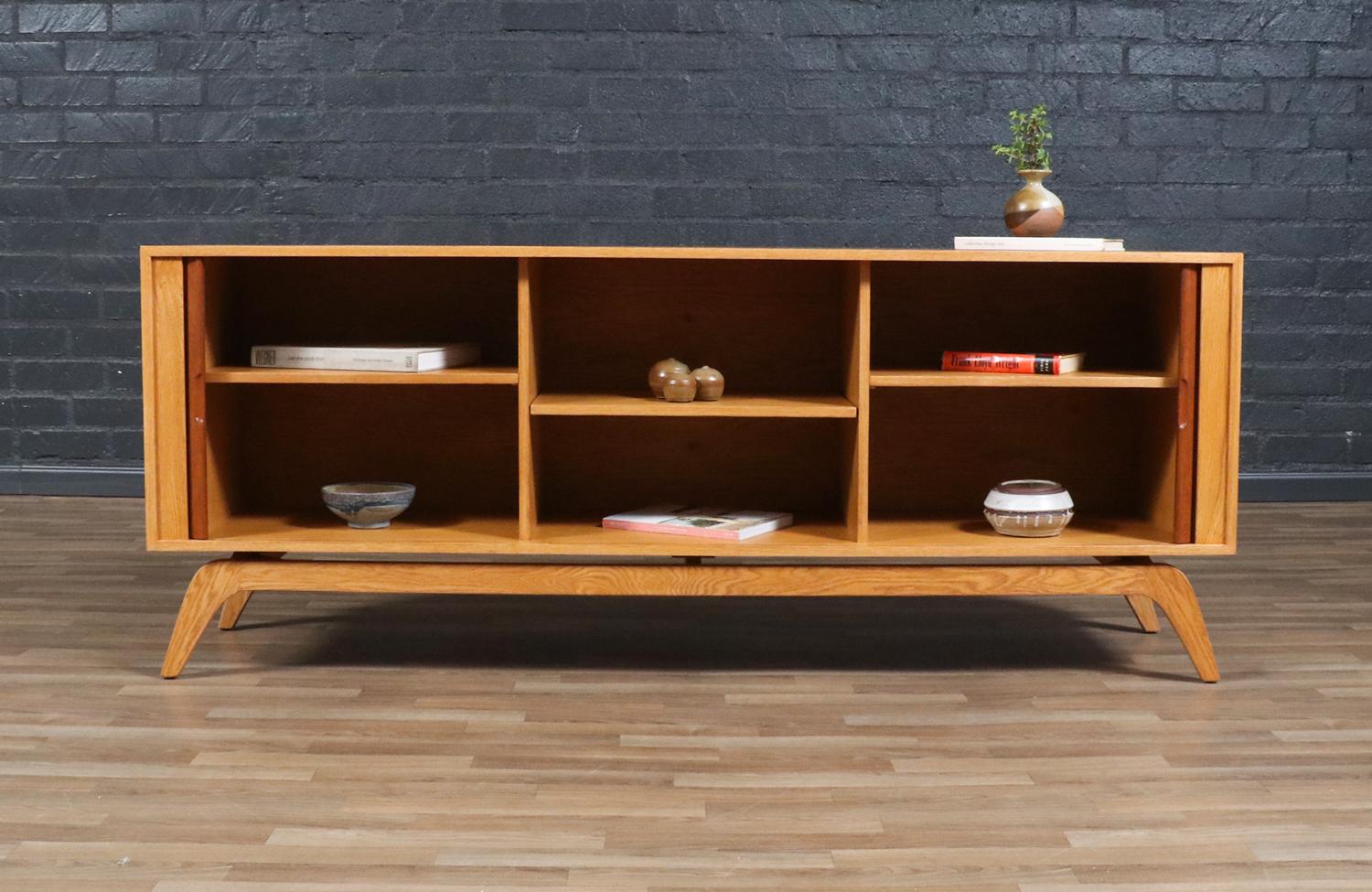 Credenza con sportello a tamburo in teak e oak su misura di Danish Modern LA In condizioni Nuovo in vendita a Los Angeles, CA