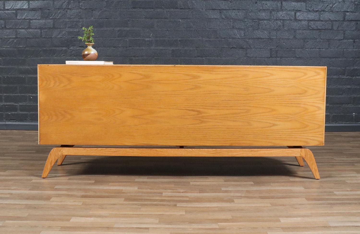 XXI secolo e contemporaneo Credenza con sportello a tamburo in teak e oak su misura di Danish Modern LA in vendita
