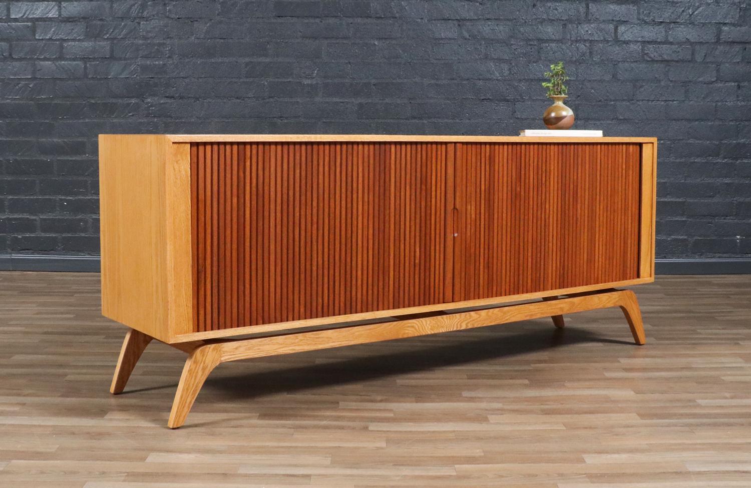 Legno Credenza con sportello a tamburo in teak e oak su misura di Danish Modern LA in vendita