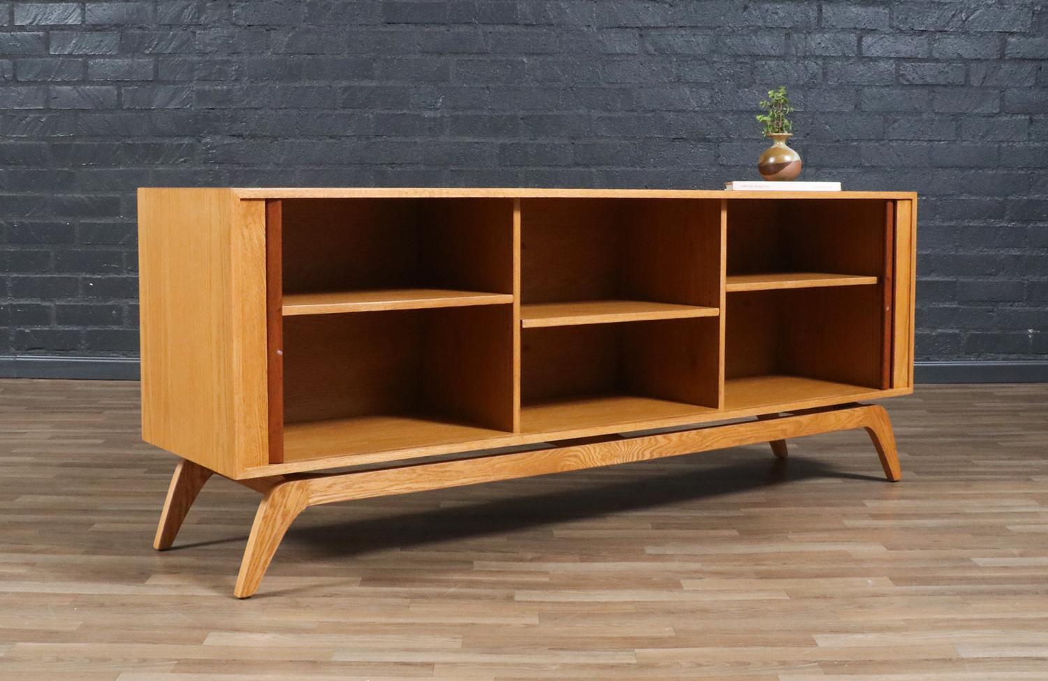 Credenza con sportello a tamburo in teak e oak su misura di Danish Modern LA in vendita 1