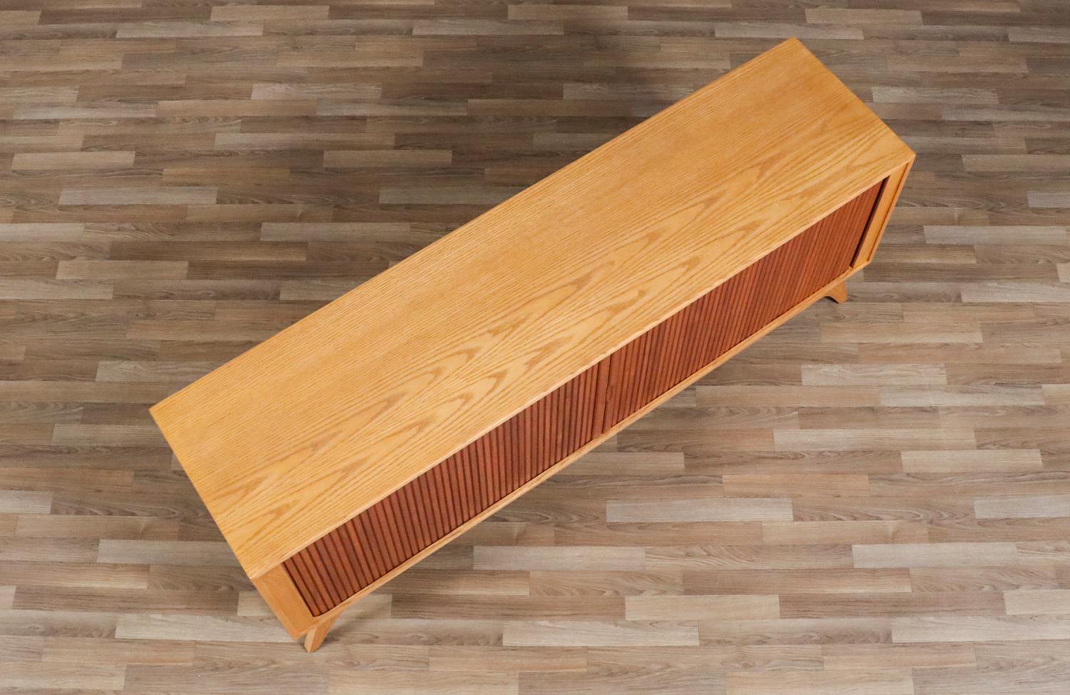Credenza con sportello a tamburo in teak e oak su misura di Danish Modern LA in vendita 2