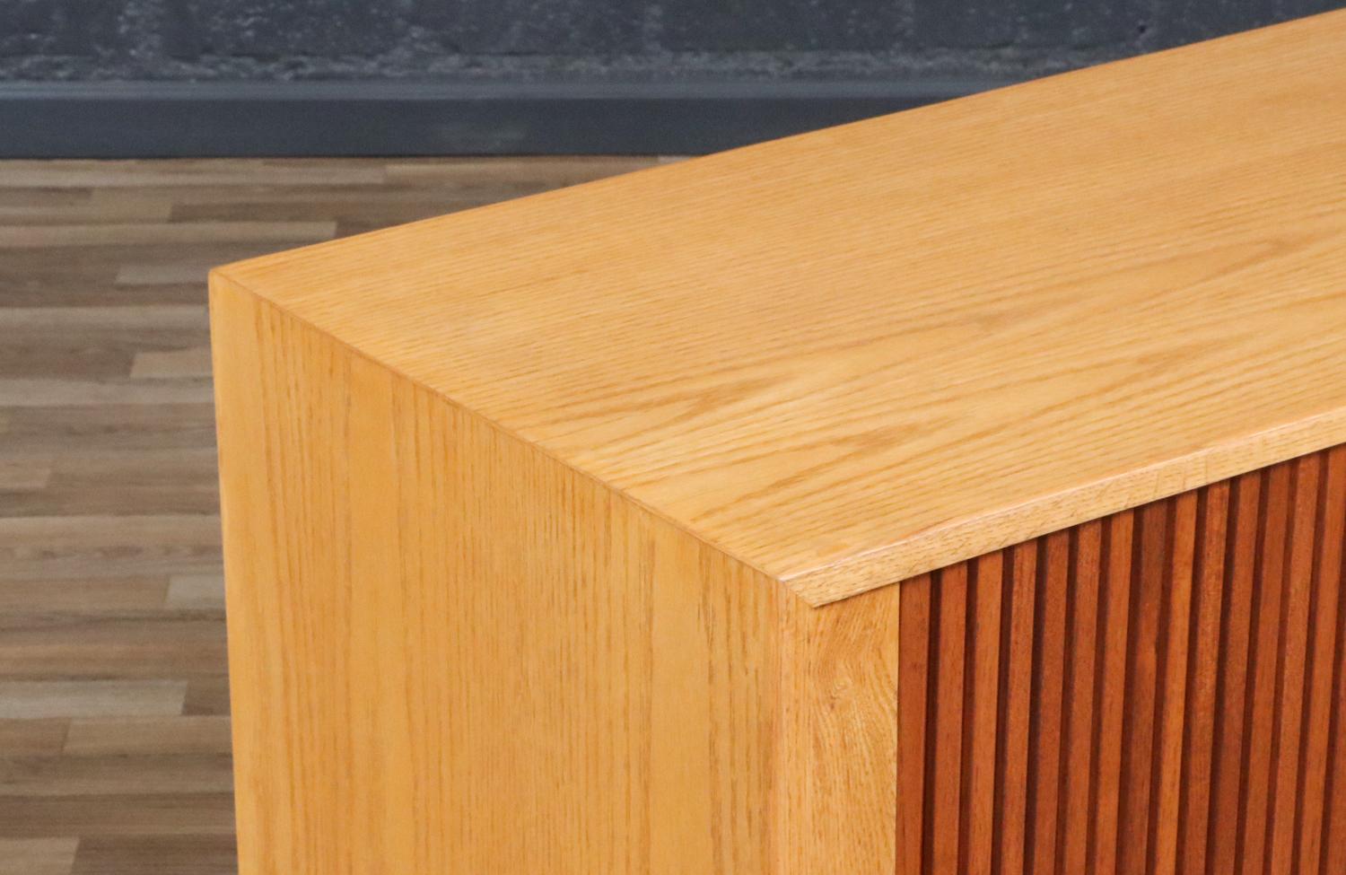 Credenza con sportello a tamburo in teak e oak su misura di Danish Modern LA in vendita 3