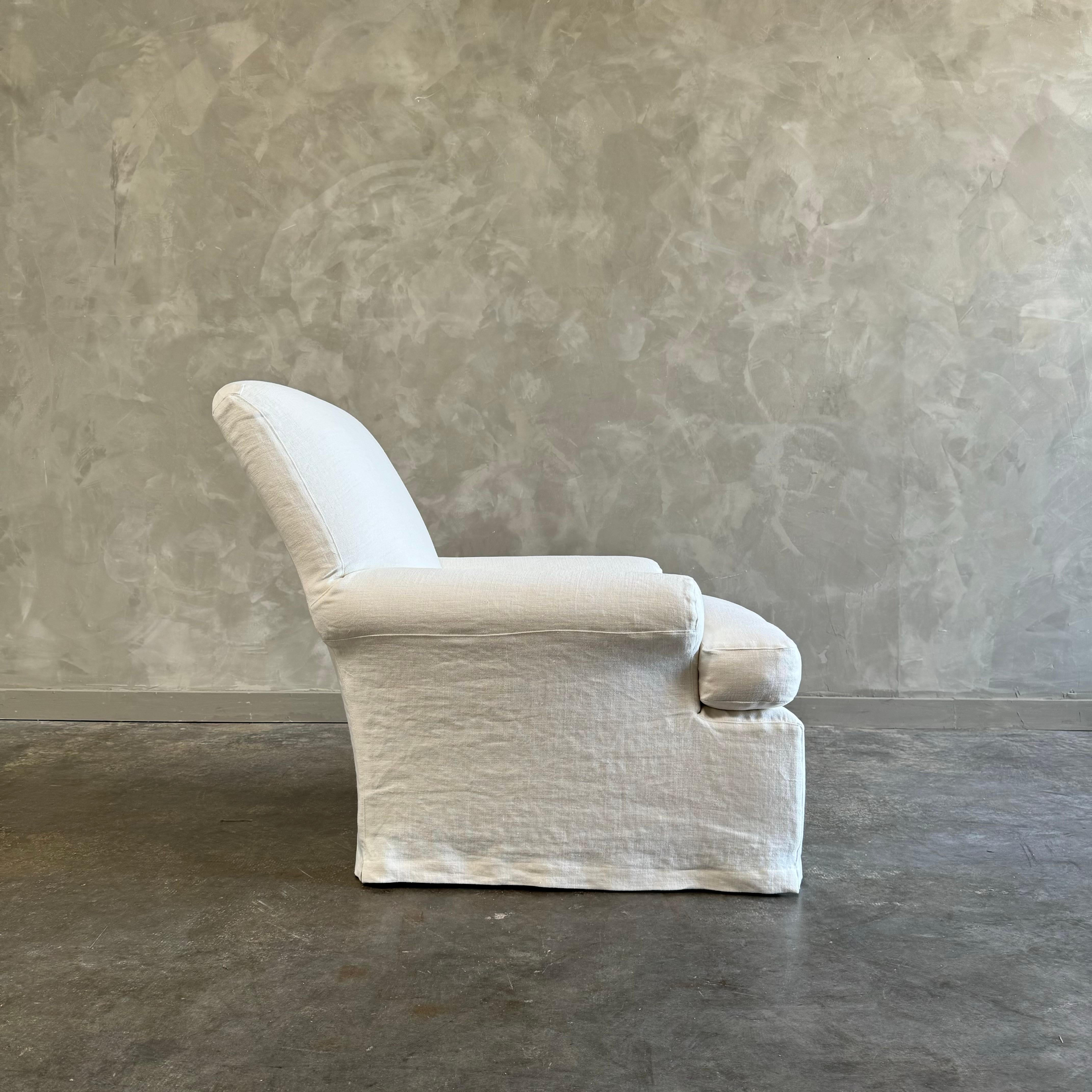 CUSTOM MADE Fauteuil club en lin belge avec coussin en duvet, fait sur commande Neuf - En vente à Old Town Orange, CA