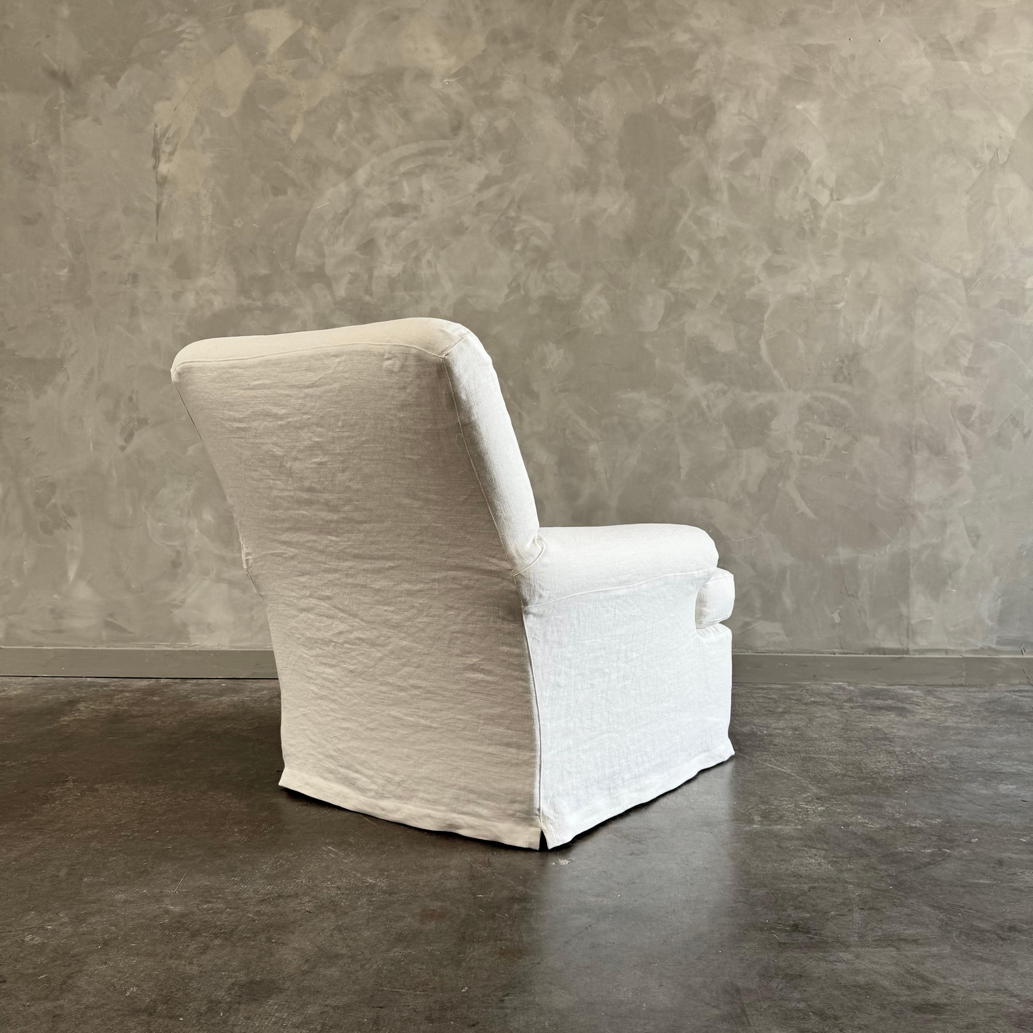 XXIe siècle et contemporain CUSTOM MADE Fauteuil club en lin belge avec coussin en duvet, fait sur commande en vente