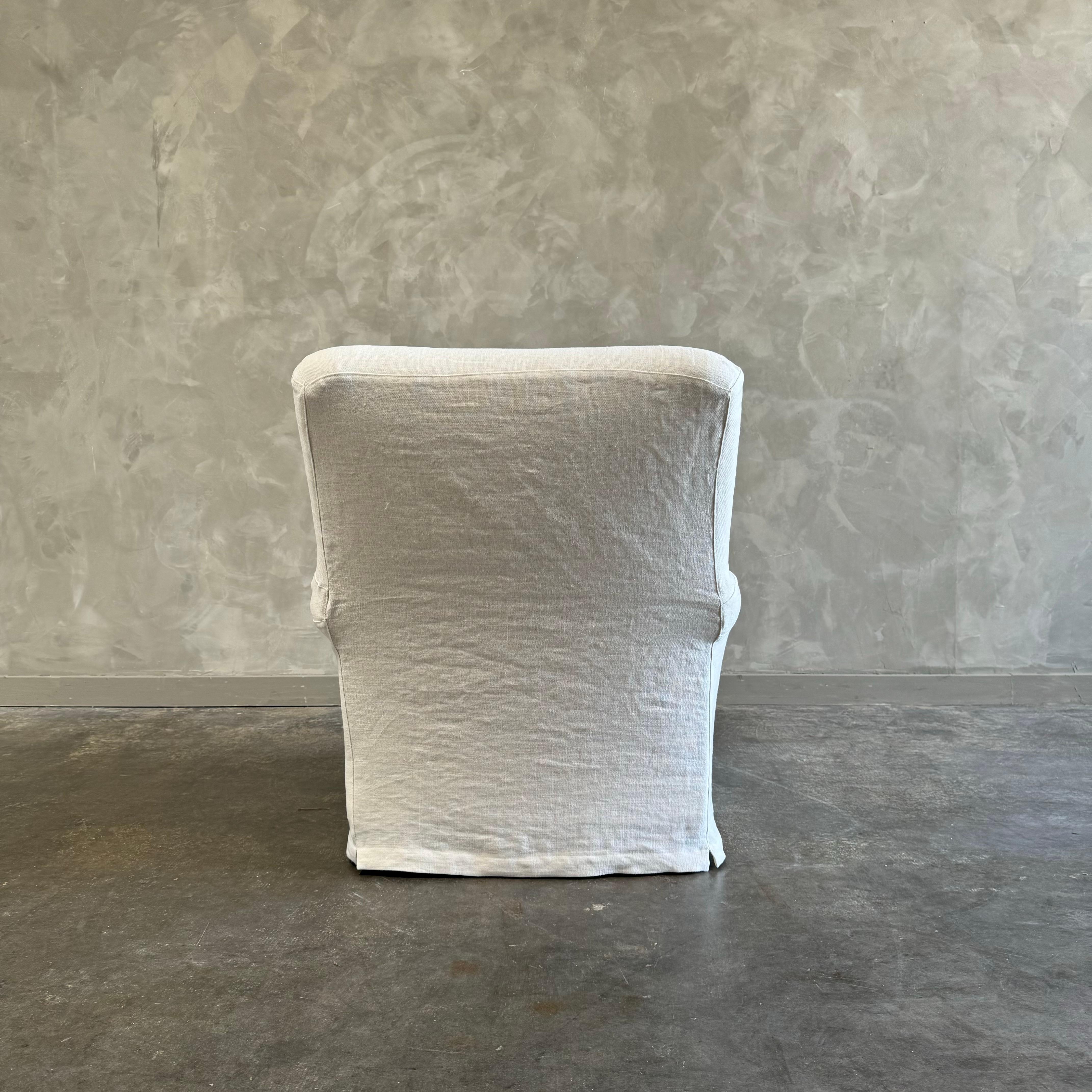 Coton CUSTOM MADE Fauteuil club en lin belge avec coussin en duvet, fait sur commande en vente