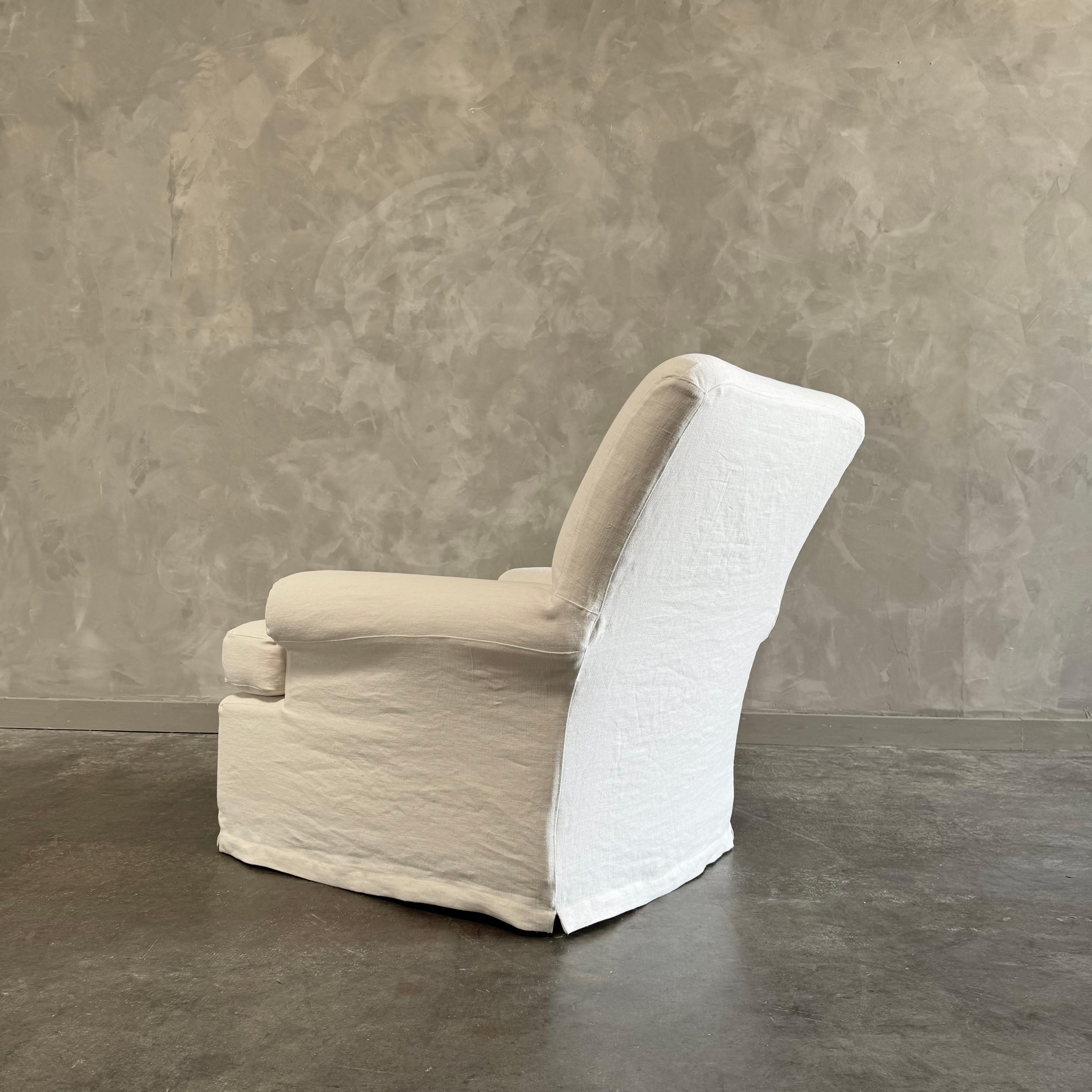 CUSTOM MADE Fauteuil club en lin belge avec coussin en duvet, fait sur commande en vente 1