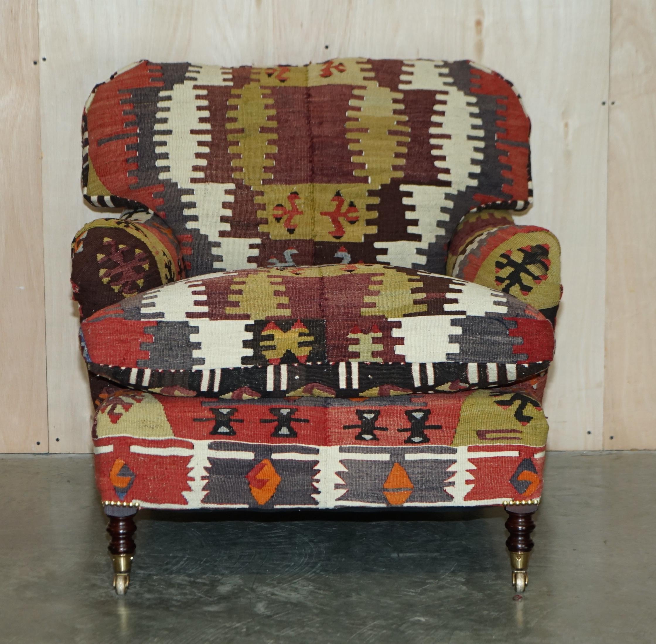 Nous sommes ravis d'offrir à la vente ce fauteuil rembourré Kilim, fabriqué à la main en Angleterre, avec un bras standard, un dossier et une base en coussin de plumes, de la signature George Smith, qui a été fait sur mesure sur commande.

Une