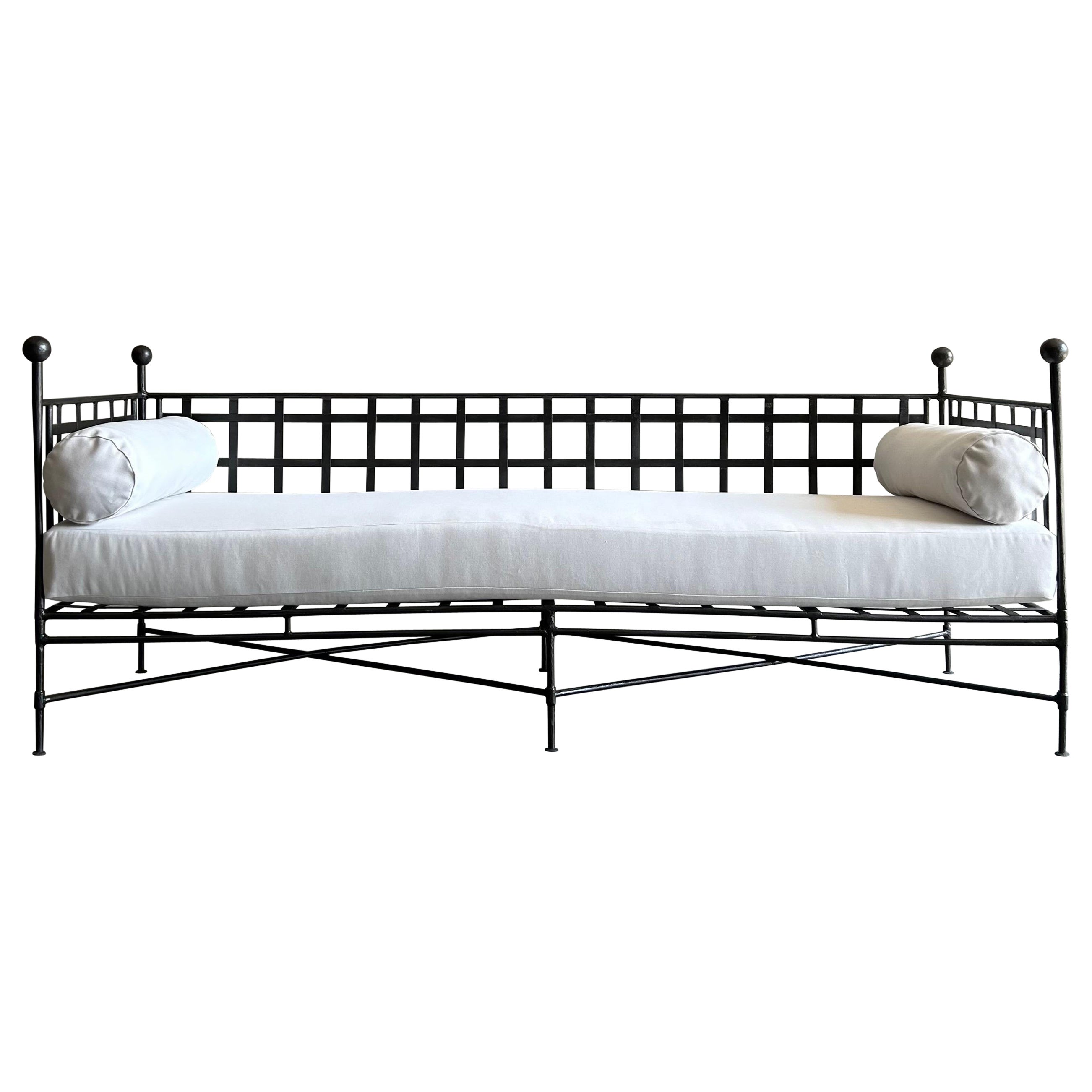 CUSTOM MADE Eisen-Sofa mit Kissen für den Außen- oder Indoor-Bereich auf Bestellung