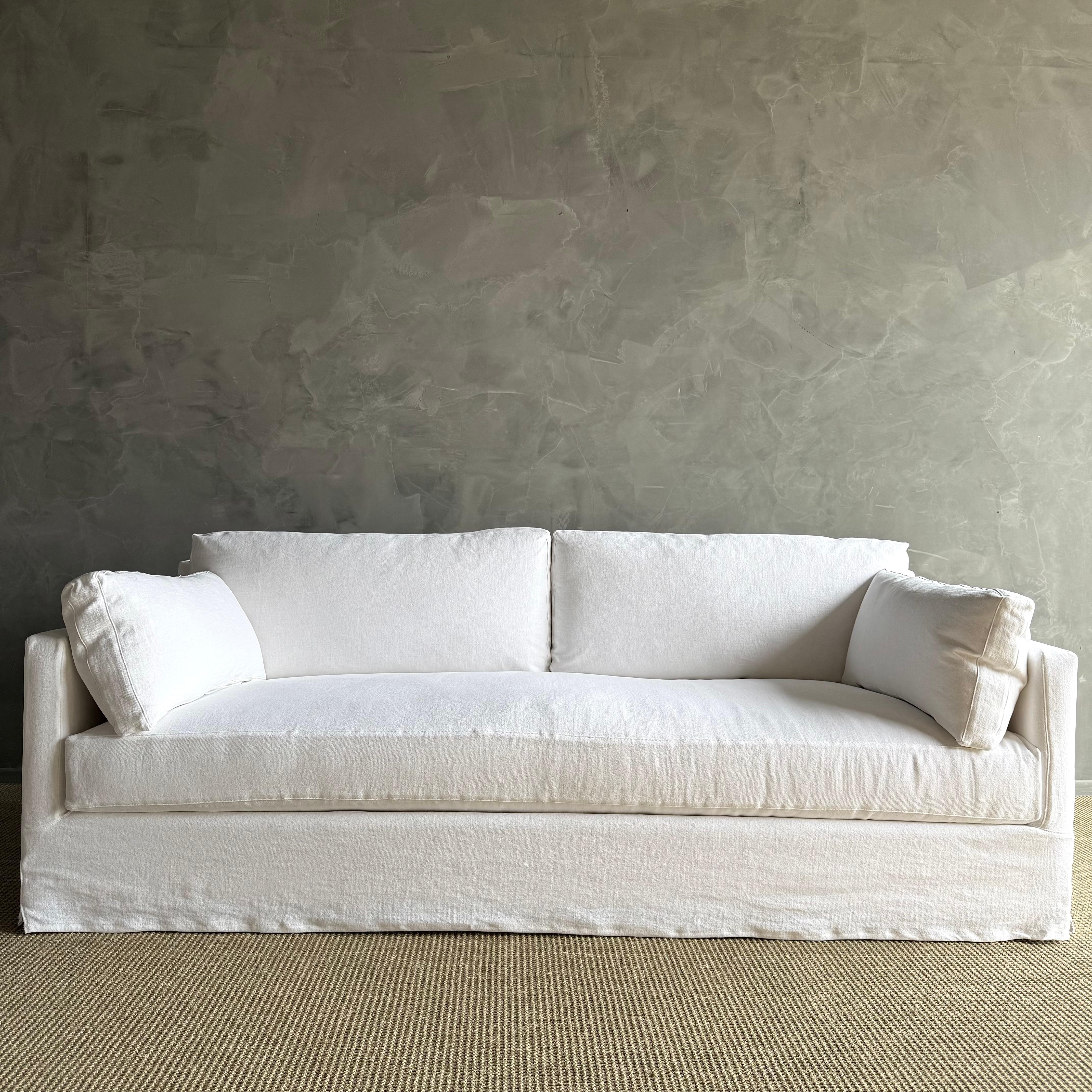 Canapé Louis Slip Covered Sofa
Fabriqué sur mesure. Disponible dans toutes les longueurs, il peut être transformé en section et en canapé-lit.

Le canapé Louis allie une esthétique moderne et côtière avec des lignes épurées, une jupe droite et une