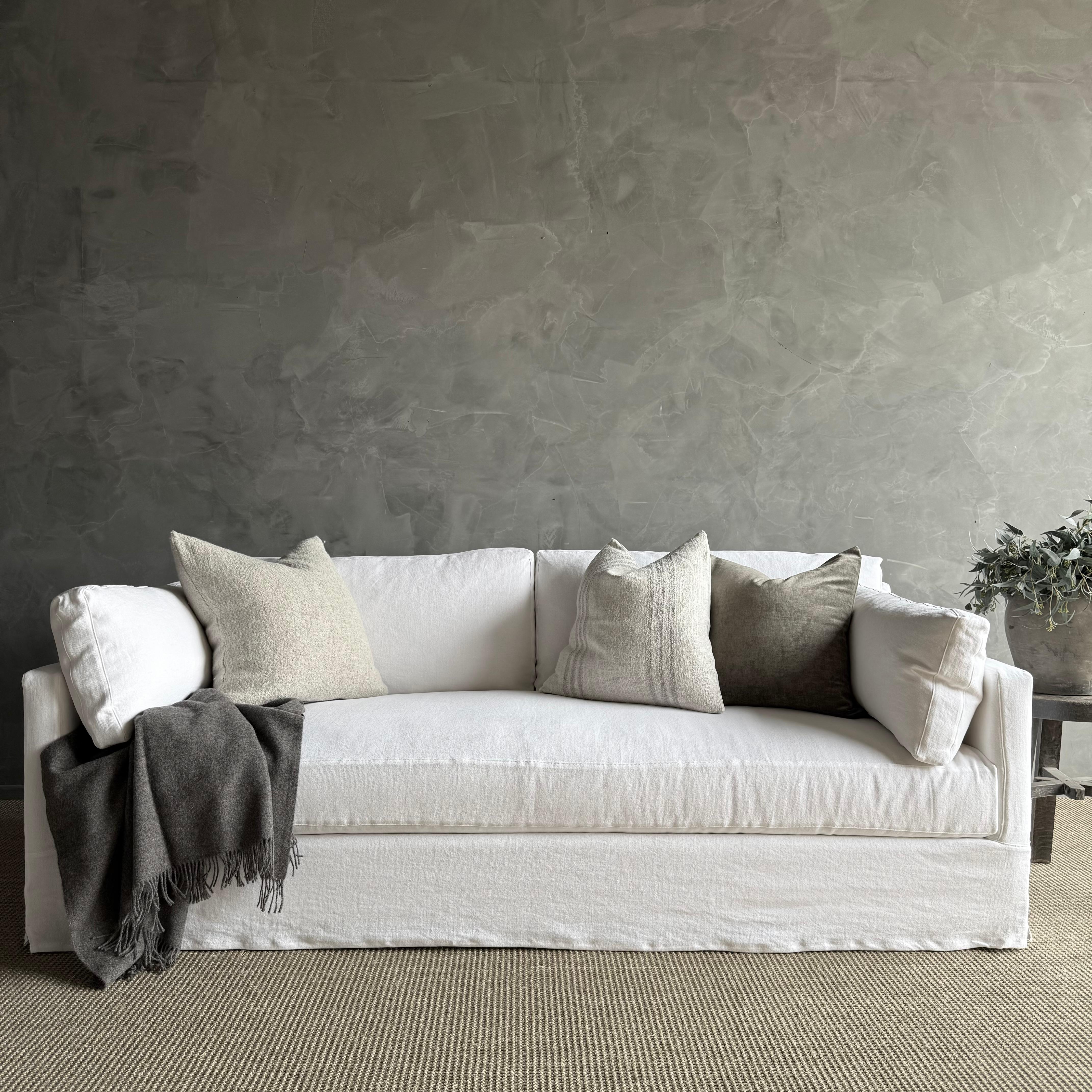 Américain CUSTOM MADE Canapé à accoudoirs carrés Louis, recouvert ou tapissé, sur mesure, avec duvet en vente