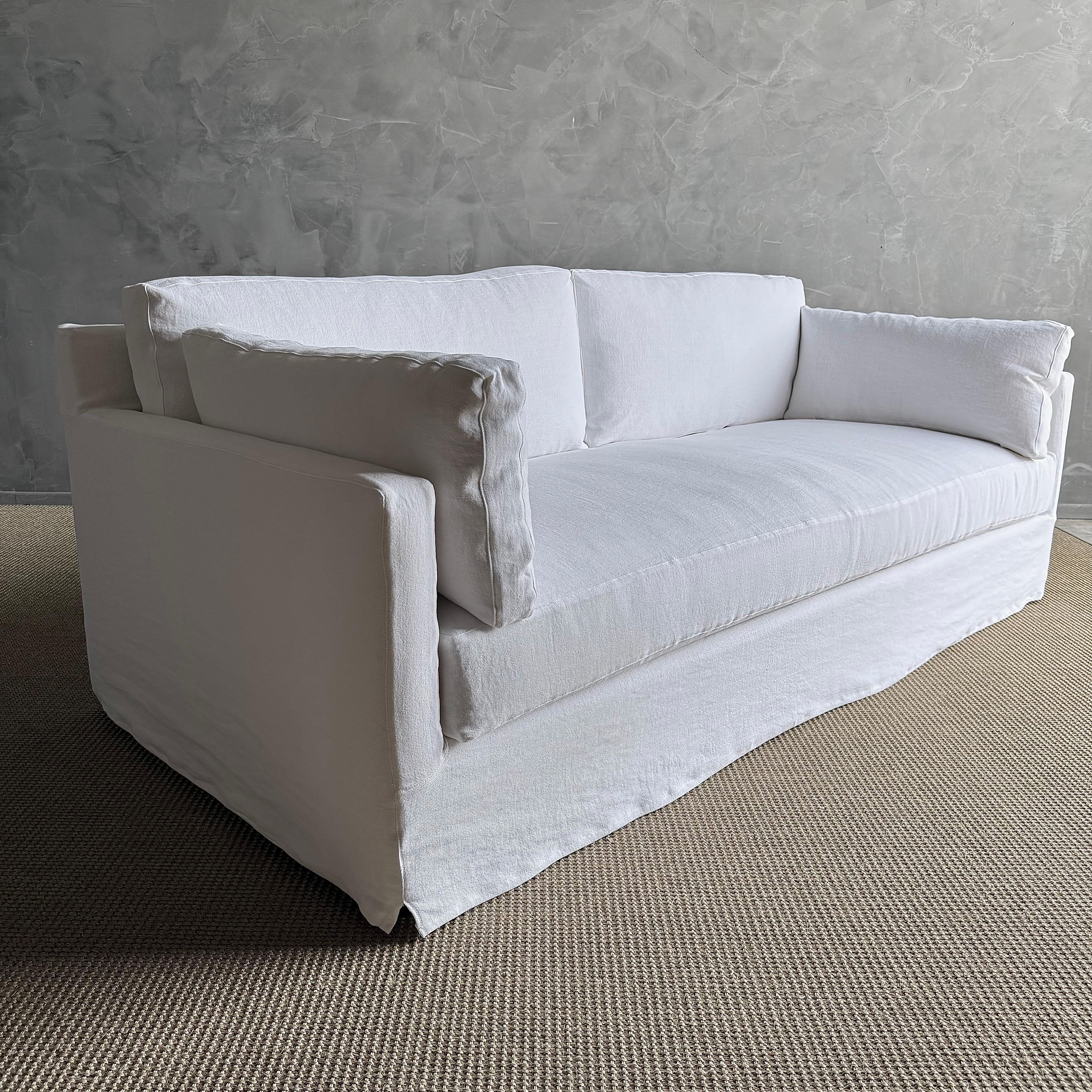 XXIe siècle et contemporain CUSTOM MADE Canapé à accoudoirs carrés Louis, recouvert ou tapissé, sur mesure, avec duvet en vente