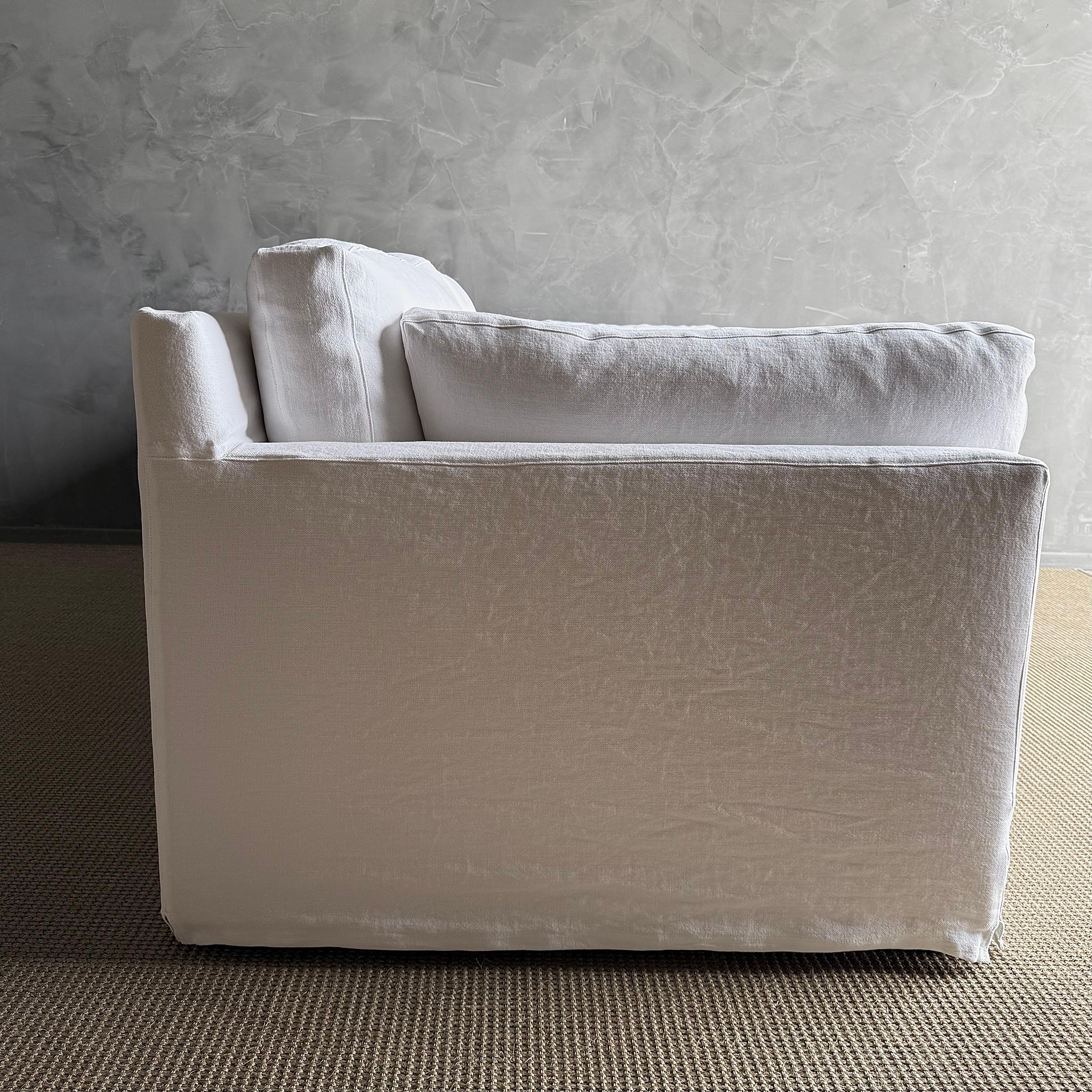 Lin CUSTOM MADE Canapé à accoudoirs carrés Louis, recouvert ou tapissé, sur mesure, avec duvet en vente