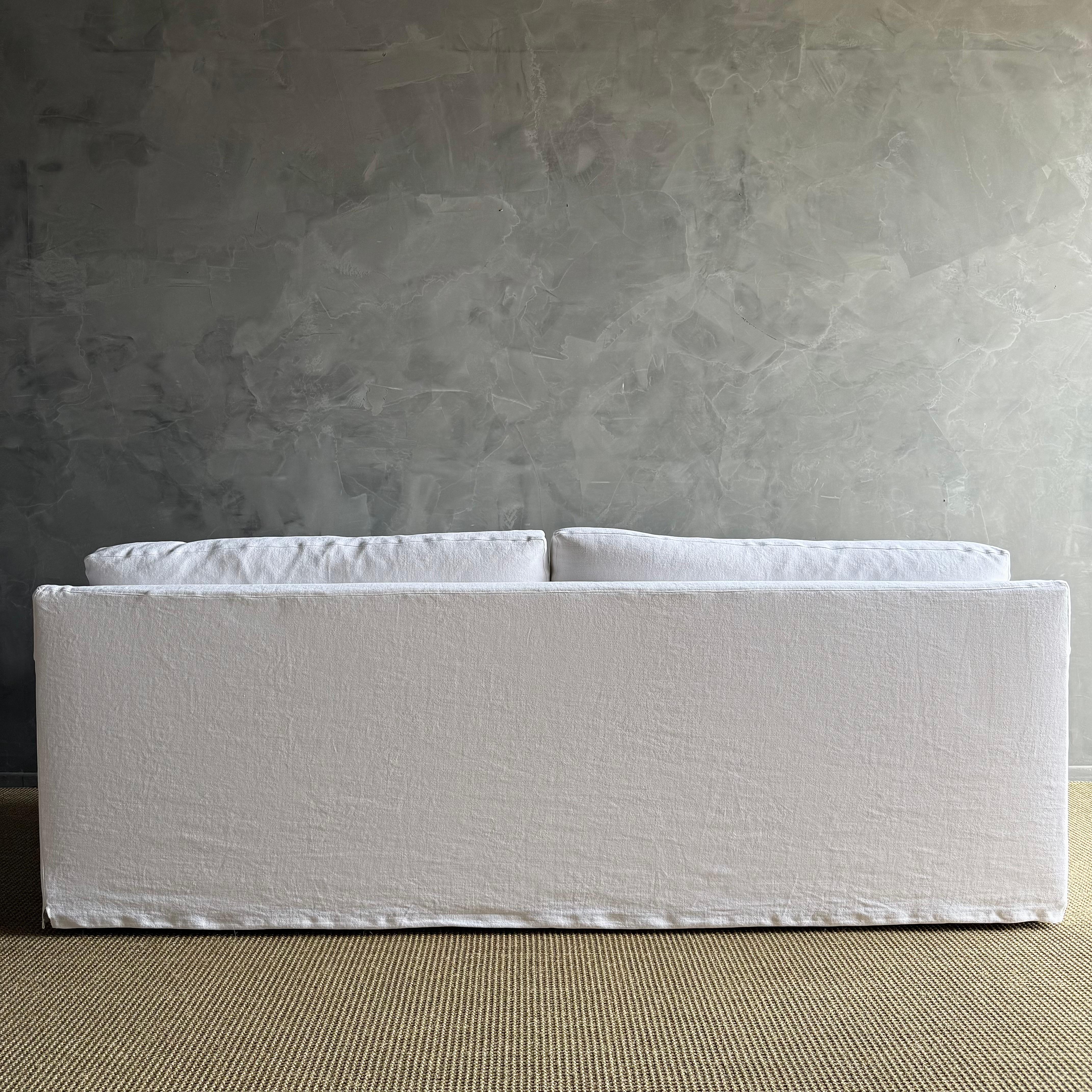 CUSTOM MADE Canapé à accoudoirs carrés Louis, recouvert ou tapissé, sur mesure, avec duvet en vente 1